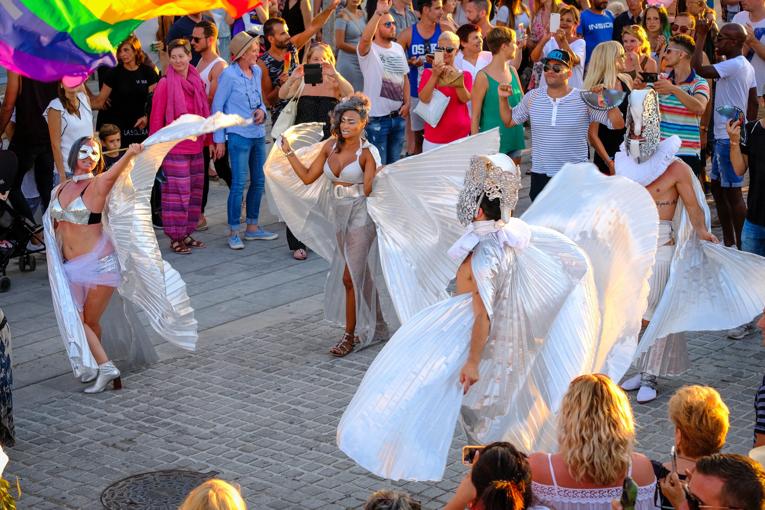 Marcha Ibiza Gay Pride. Tercera edición de este evento reivindicativo por los derechos del colectivo LGTB. Los participantes han recorrido las principales calles de la ciudad en un ambiente festivo a la par que reivindicativo portando una pancarta en la que se leía el lema del certamen de este año: ‘Ama y respeta’. La marcha se ha iniciado en la Cofradía de Pescadores del puerto de Ibiza para finalizar en un escenario situado en el martillo, en el monumento de los Corsarios del barrio de la Marina. Aquí el director del festival y presidente de la Asociación LGTB de Ibiza, Antonio Balibrea, y la vicepresidenta del Consell de Ibiza, Marta Díaz, han leído el manifiesto.