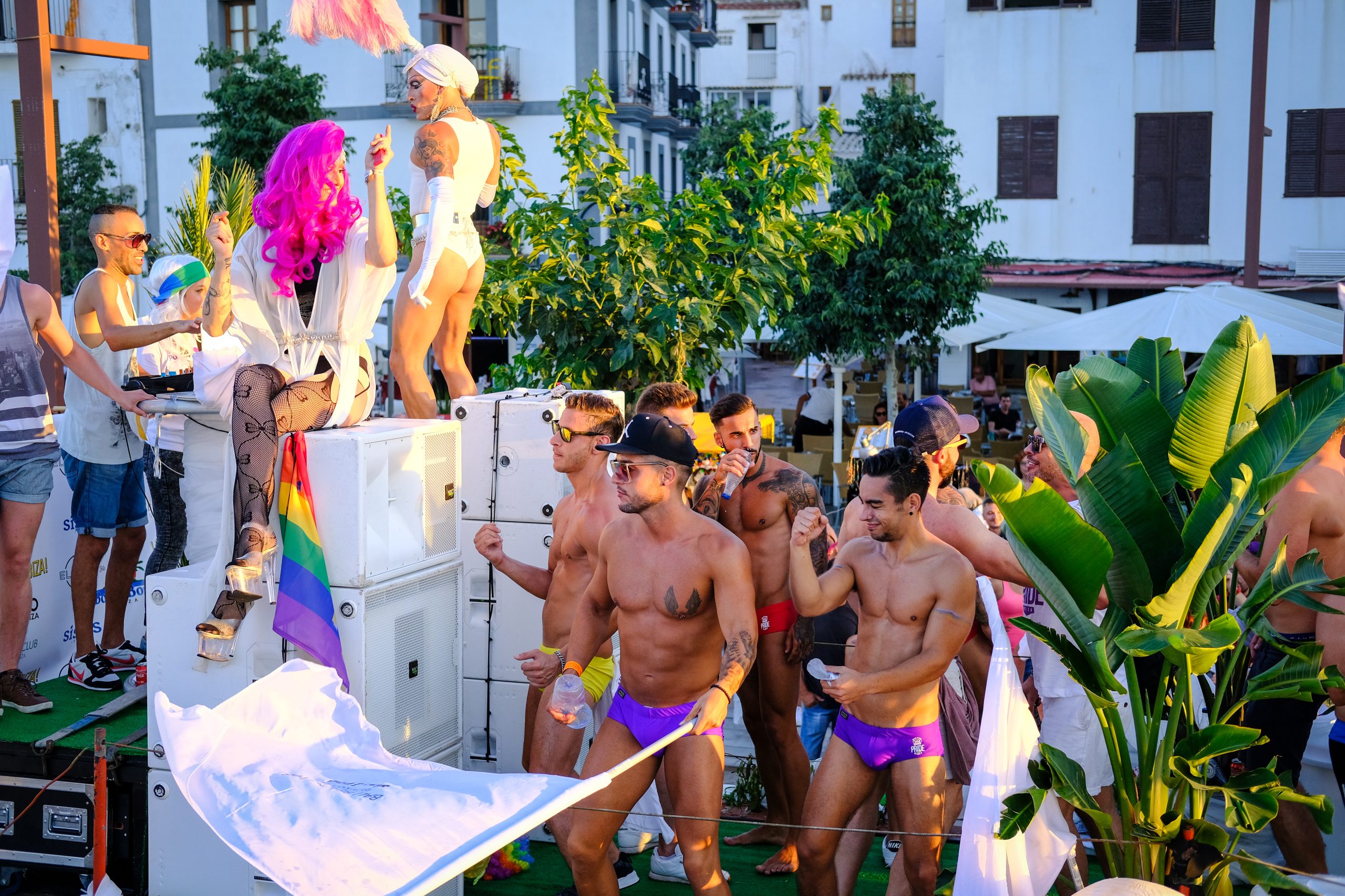 Marcha Ibiza Gay Pride. Tercera edición de este evento reivindicativo por los derechos del colectivo LGTB. Los participantes han recorrido las principales calles de la ciudad en un ambiente festivo a la par que reivindicativo portando una pancarta en la que se leía el lema del certamen de este año: ‘Ama y respeta’. La marcha se ha iniciado en la Cofradía de Pescadores del puerto de Ibiza para finalizar en un escenario situado en el martillo, en el monumento de los Corsarios del barrio de la Marina. Aquí el director del festival y presidente de la Asociación LGTB de Ibiza, Antonio Balibrea, y la vicepresidenta del Consell de Ibiza, Marta Díaz, han leído el manifiesto.