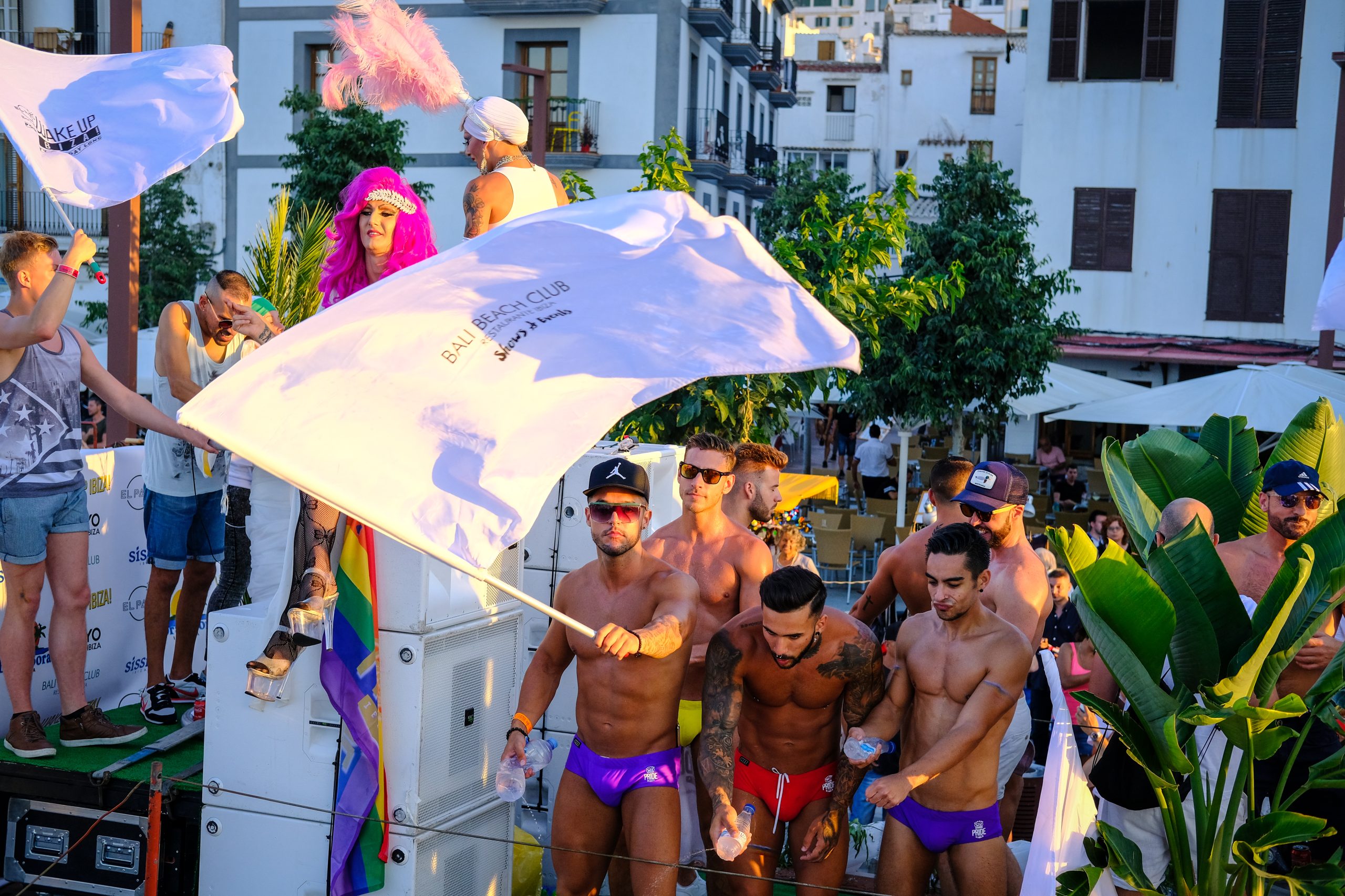 Marcha Ibiza Gay Pride. Tercera edición de este evento reivindicativo por los derechos del colectivo LGTB. Los participantes han recorrido las principales calles de la ciudad en un ambiente festivo a la par que reivindicativo portando una pancarta en la que se leía el lema del certamen de este año: ‘Ama y respeta’. La marcha se ha iniciado en la Cofradía de Pescadores del puerto de Ibiza para finalizar en un escenario situado en el martillo, en el monumento de los Corsarios del barrio de la Marina. Aquí el director del festival y presidente de la Asociación LGTB de Ibiza, Antonio Balibrea, y la vicepresidenta del Consell de Ibiza, Marta Díaz, han leído el manifiesto.