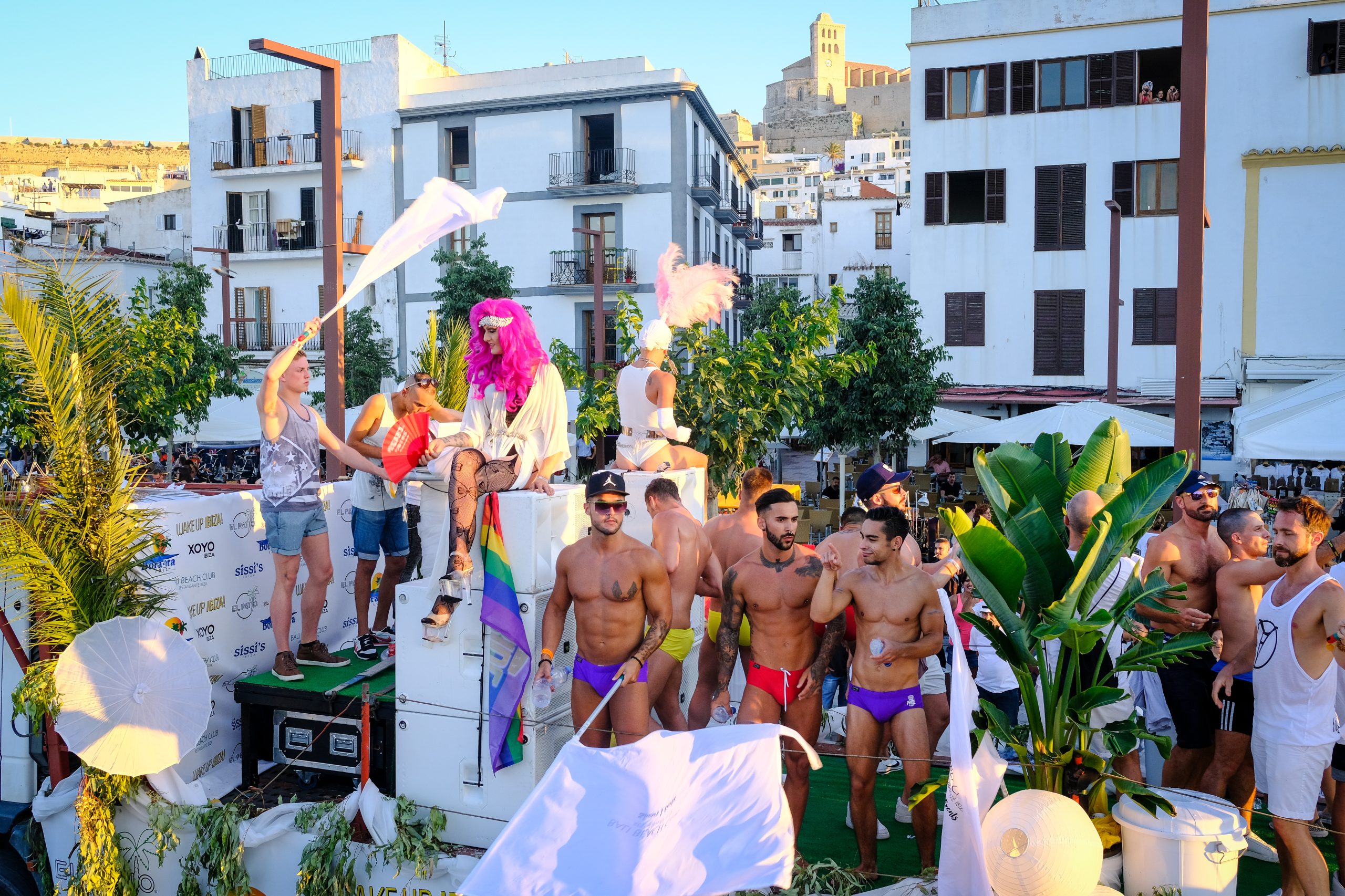 Marcha Ibiza Gay Pride. Tercera edición de este evento reivindicativo por los derechos del colectivo LGTB. Los participantes han recorrido las principales calles de la ciudad en un ambiente festivo a la par que reivindicativo portando una pancarta en la que se leía el lema del certamen de este año: ‘Ama y respeta’. La marcha se ha iniciado en la Cofradía de Pescadores del puerto de Ibiza para finalizar en un escenario situado en el martillo, en el monumento de los Corsarios del barrio de la Marina. Aquí el director del festival y presidente de la Asociación LGTB de Ibiza, Antonio Balibrea, y la vicepresidenta del Consell de Ibiza, Marta Díaz, han leído el manifiesto.