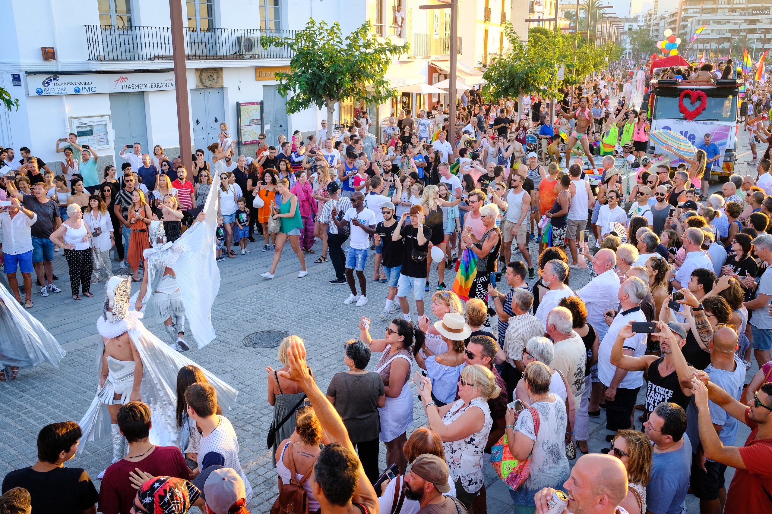 Marcha Ibiza Gay Pride. Tercera edición de este evento reivindicativo por los derechos del colectivo LGTB. Los participantes han recorrido las principales calles de la ciudad en un ambiente festivo a la par que reivindicativo portando una pancarta en la que se leía el lema del certamen de este año: ‘Ama y respeta’. La marcha se ha iniciado en la Cofradía de Pescadores del puerto de Ibiza para finalizar en un escenario situado en el martillo, en el monumento de los Corsarios del barrio de la Marina. Aquí el director del festival y presidente de la Asociación LGTB de Ibiza, Antonio Balibrea, y la vicepresidenta del Consell de Ibiza, Marta Díaz, han leído el manifiesto.