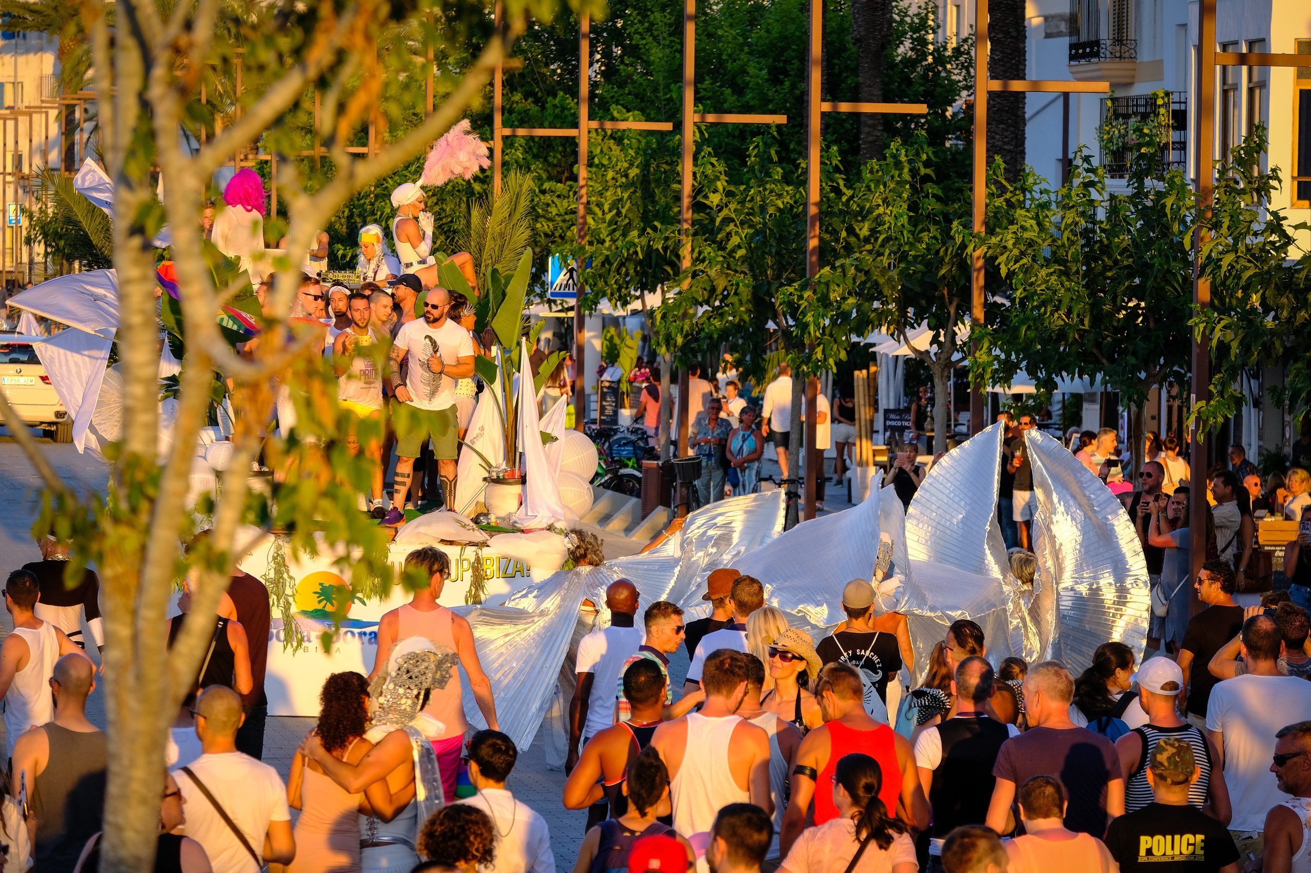 Marcha Ibiza Gay Pride. Tercera edición de este evento reivindicativo por los derechos del colectivo LGTB. Los participantes han recorrido las principales calles de la ciudad en un ambiente festivo a la par que reivindicativo portando una pancarta en la que se leía el lema del certamen de este año: ‘Ama y respeta’. La marcha se ha iniciado en la Cofradía de Pescadores del puerto de Ibiza para finalizar en un escenario situado en el martillo, en el monumento de los Corsarios del barrio de la Marina. Aquí el director del festival y presidente de la Asociación LGTB de Ibiza, Antonio Balibrea, y la vicepresidenta del Consell de Ibiza, Marta Díaz, han leído el manifiesto.