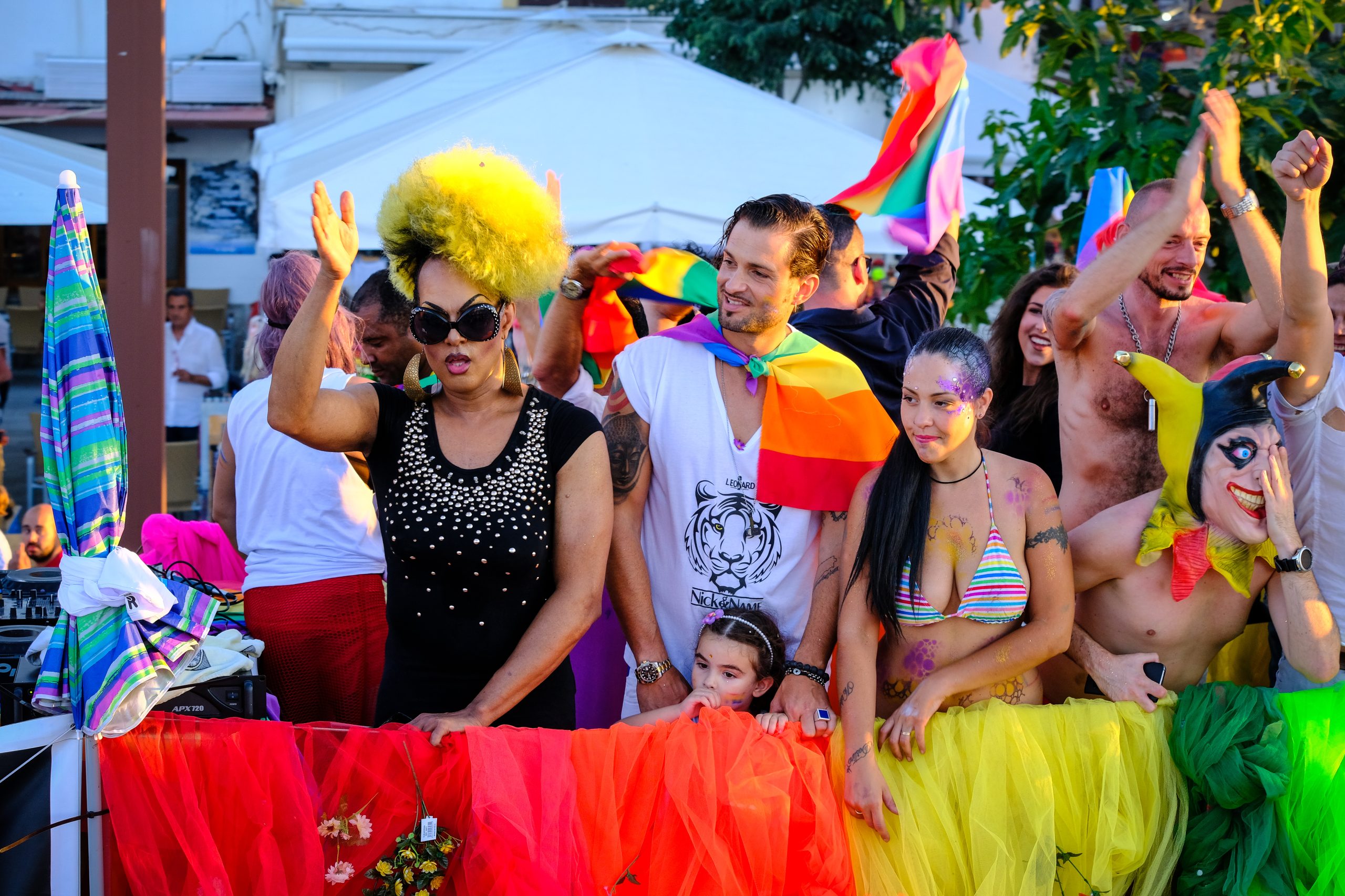 Marcha Ibiza Gay Pride. Tercera edición de este evento reivindicativo por los derechos del colectivo LGTB. Los participantes han recorrido las principales calles de la ciudad en un ambiente festivo a la par que reivindicativo portando una pancarta en la que se leía el lema del certamen de este año: ‘Ama y respeta’. La marcha se ha iniciado en la Cofradía de Pescadores del puerto de Ibiza para finalizar en un escenario situado en el martillo, en el monumento de los Corsarios del barrio de la Marina. Aquí el director del festival y presidente de la Asociación LGTB de Ibiza, Antonio Balibrea, y la vicepresidenta del Consell de Ibiza, Marta Díaz, han leído el manifiesto.
