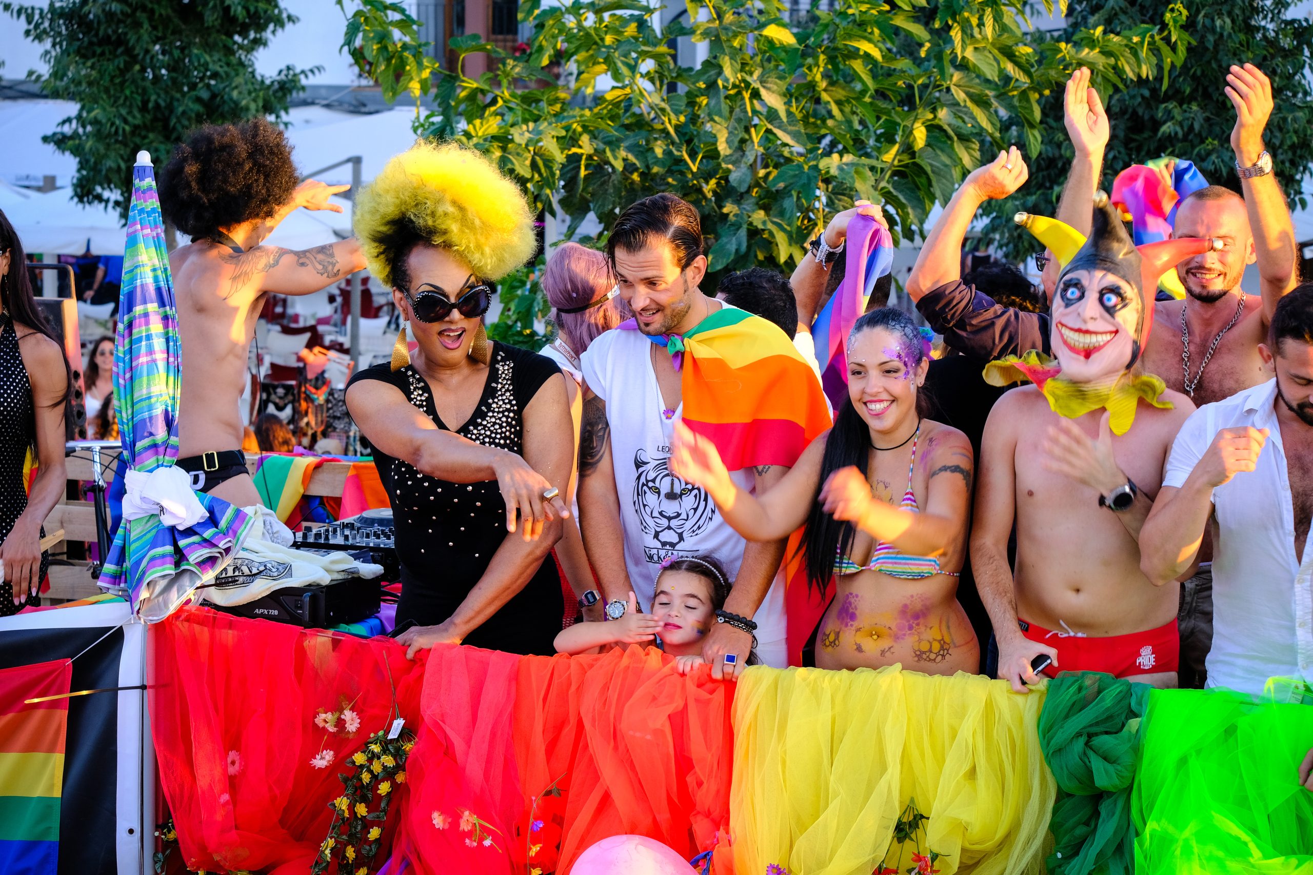 Marcha Ibiza Gay Pride. Tercera edición de este evento reivindicativo por los derechos del colectivo LGTB. Los participantes han recorrido las principales calles de la ciudad en un ambiente festivo a la par que reivindicativo portando una pancarta en la que se leía el lema del certamen de este año: ‘Ama y respeta’. La marcha se ha iniciado en la Cofradía de Pescadores del puerto de Ibiza para finalizar en un escenario situado en el martillo, en el monumento de los Corsarios del barrio de la Marina. Aquí el director del festival y presidente de la Asociación LGTB de Ibiza, Antonio Balibrea, y la vicepresidenta del Consell de Ibiza, Marta Díaz, han leído el manifiesto.