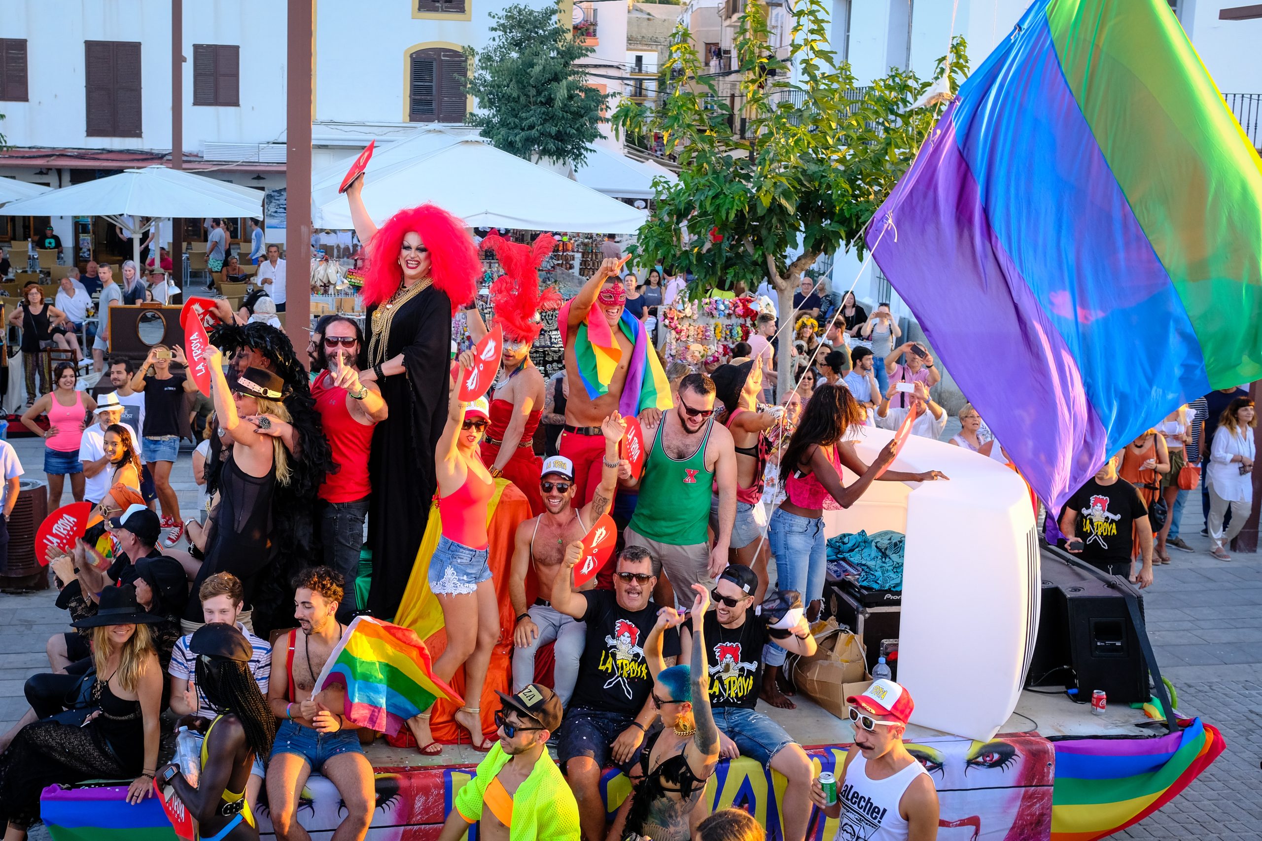 Marcha Ibiza Gay Pride. Tercera edición de este evento reivindicativo por los derechos del colectivo LGTB. Los participantes han recorrido las principales calles de la ciudad en un ambiente festivo a la par que reivindicativo portando una pancarta en la que se leía el lema del certamen de este año: ‘Ama y respeta’. La marcha se ha iniciado en la Cofradía de Pescadores del puerto de Ibiza para finalizar en un escenario situado en el martillo, en el monumento de los Corsarios del barrio de la Marina. Aquí el director del festival y presidente de la Asociación LGTB de Ibiza, Antonio Balibrea, y la vicepresidenta del Consell de Ibiza, Marta Díaz, han leído el manifiesto.