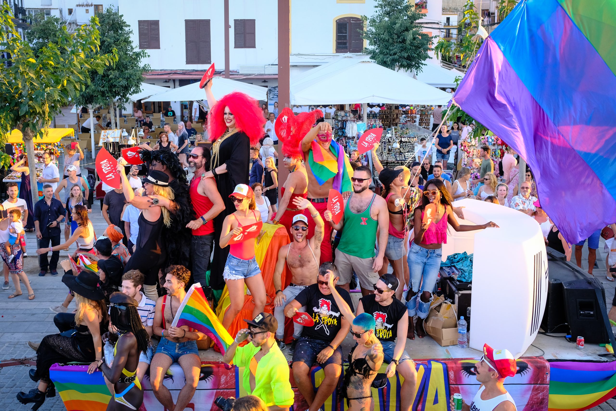 Marcha Ibiza Gay Pride. Tercera edición de este evento reivindicativo por los derechos del colectivo LGTB. Los participantes han recorrido las principales calles de la ciudad en un ambiente festivo a la par que reivindicativo portando una pancarta en la que se leía el lema del certamen de este año: ‘Ama y respeta’. La marcha se ha iniciado en la Cofradía de Pescadores del puerto de Ibiza para finalizar en un escenario situado en el martillo, en el monumento de los Corsarios del barrio de la Marina. Aquí el director del festival y presidente de la Asociación LGTB de Ibiza, Antonio Balibrea, y la vicepresidenta del Consell de Ibiza, Marta Díaz, han leído el manifiesto.