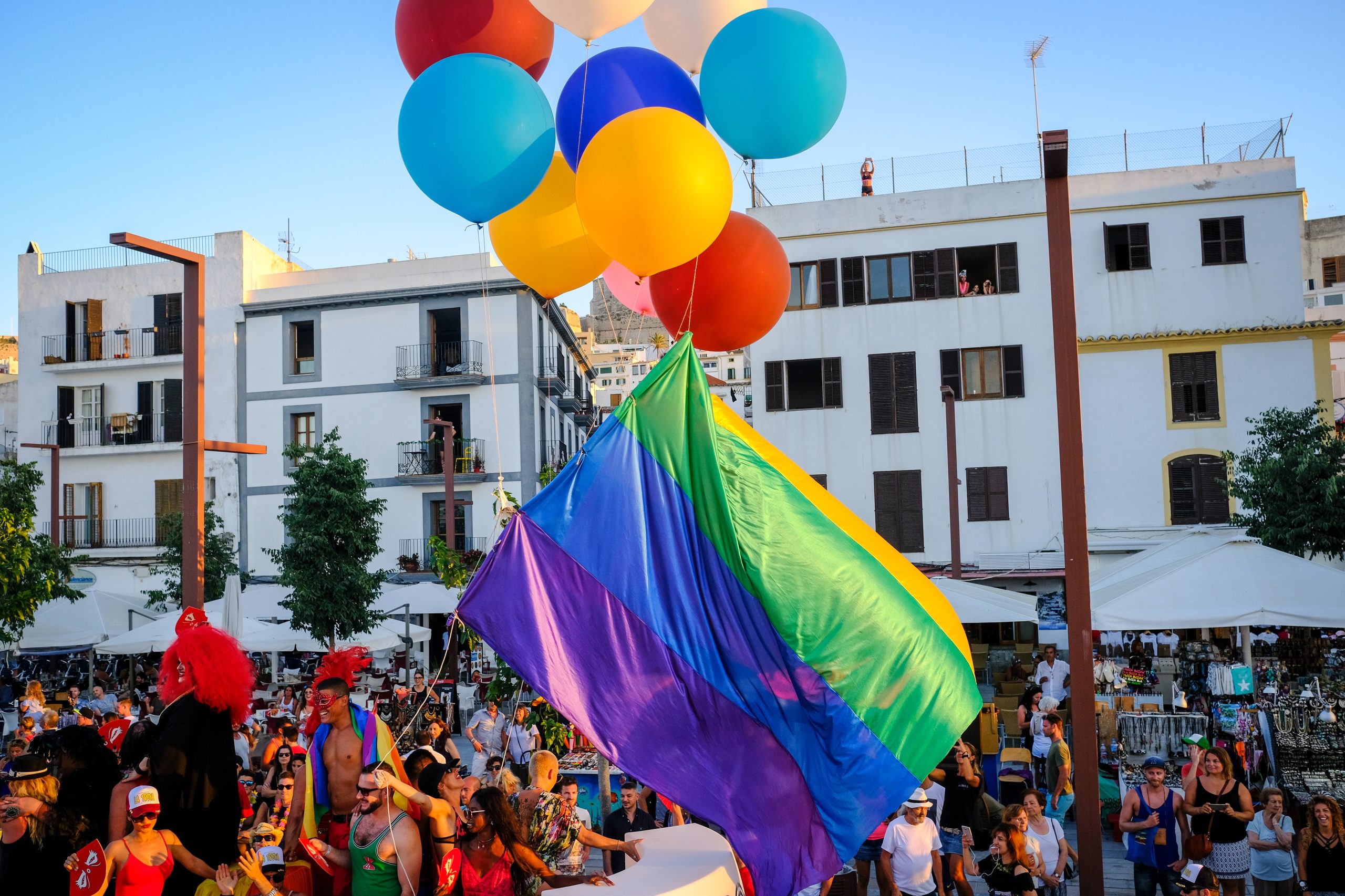 Marcha Ibiza Gay Pride. Tercera edición de este evento reivindicativo por los derechos del colectivo LGTB. Los participantes han recorrido las principales calles de la ciudad en un ambiente festivo a la par que reivindicativo portando una pancarta en la que se leía el lema del certamen de este año: ‘Ama y respeta’. La marcha se ha iniciado en la Cofradía de Pescadores del puerto de Ibiza para finalizar en un escenario situado en el martillo, en el monumento de los Corsarios del barrio de la Marina. Aquí el director del festival y presidente de la Asociación LGTB de Ibiza, Antonio Balibrea, y la vicepresidenta del Consell de Ibiza, Marta Díaz, han leído el manifiesto.