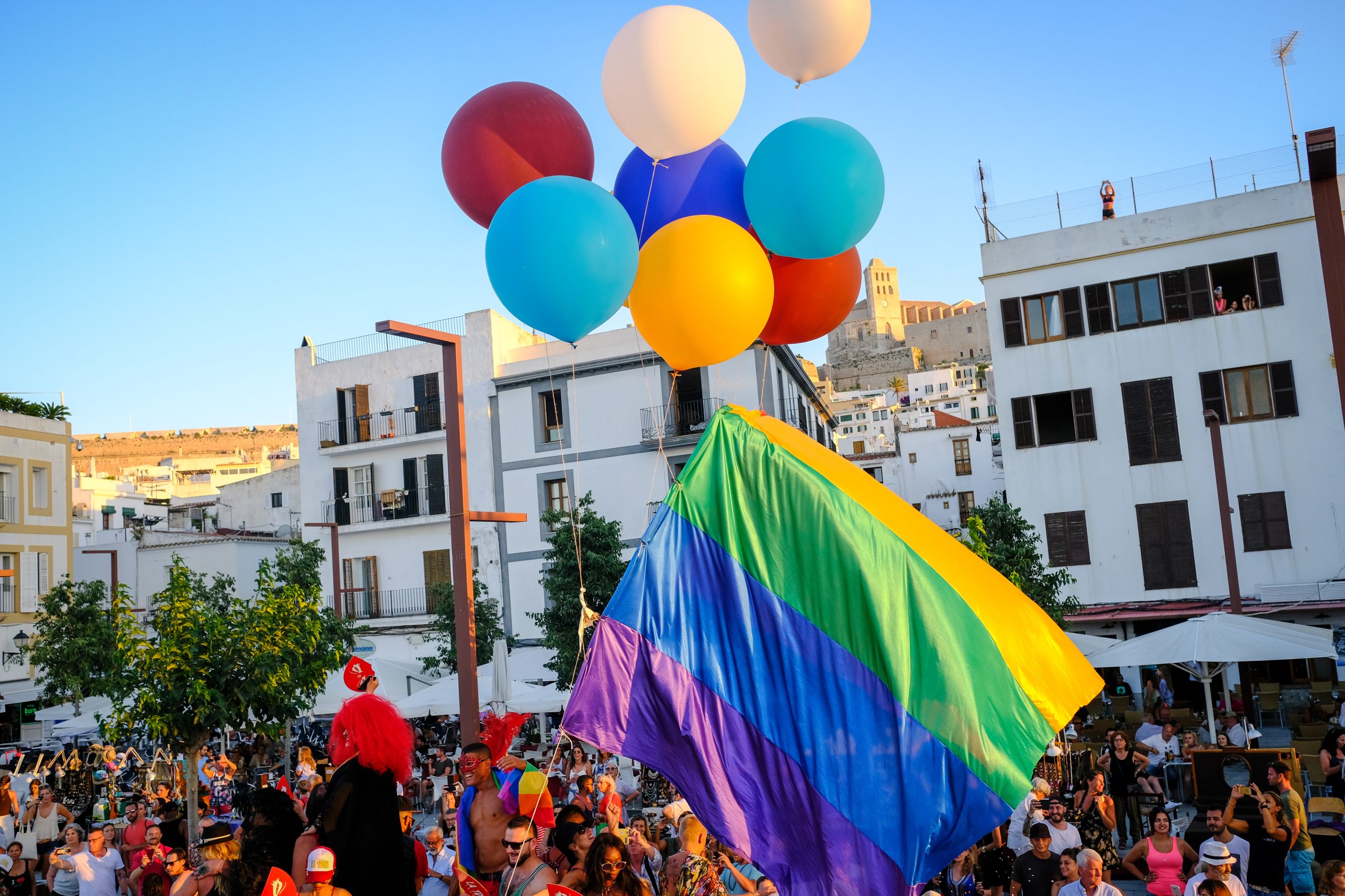 Marcha Ibiza Gay Pride. Tercera edición de este evento reivindicativo por los derechos del colectivo LGTB. Los participantes han recorrido las principales calles de la ciudad en un ambiente festivo a la par que reivindicativo portando una pancarta en la que se leía el lema del certamen de este año: ‘Ama y respeta’. La marcha se ha iniciado en la Cofradía de Pescadores del puerto de Ibiza para finalizar en un escenario situado en el martillo, en el monumento de los Corsarios del barrio de la Marina. Aquí el director del festival y presidente de la Asociación LGTB de Ibiza, Antonio Balibrea, y la vicepresidenta del Consell de Ibiza, Marta Díaz, han leído el manifiesto.