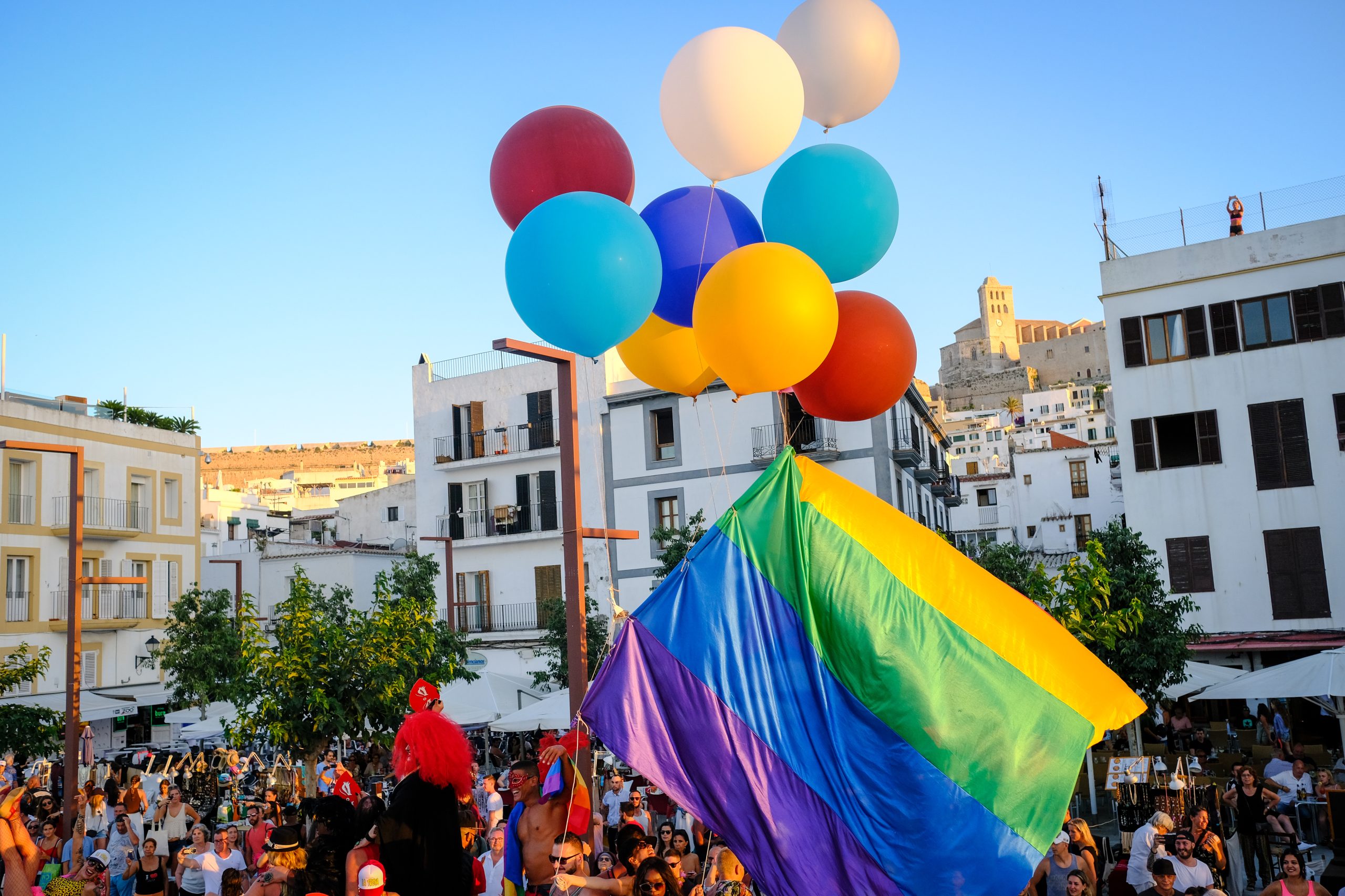 Marcha Ibiza Gay Pride. Tercera edición de este evento reivindicativo por los derechos del colectivo LGTB. Los participantes han recorrido las principales calles de la ciudad en un ambiente festivo a la par que reivindicativo portando una pancarta en la que se leía el lema del certamen de este año: ‘Ama y respeta’. La marcha se ha iniciado en la Cofradía de Pescadores del puerto de Ibiza para finalizar en un escenario situado en el martillo, en el monumento de los Corsarios del barrio de la Marina. Aquí el director del festival y presidente de la Asociación LGTB de Ibiza, Antonio Balibrea, y la vicepresidenta del Consell de Ibiza, Marta Díaz, han leído el manifiesto.