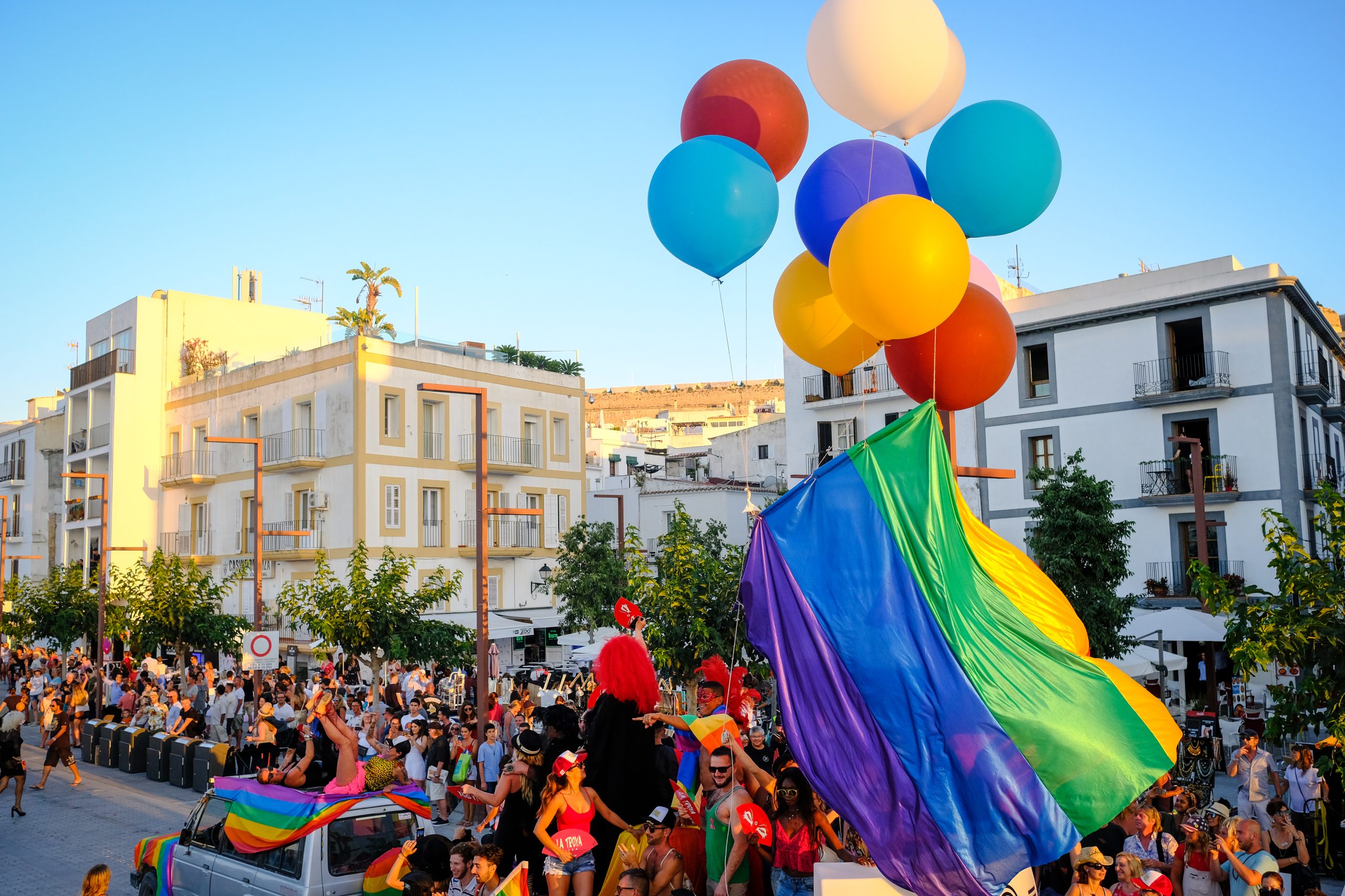 Marcha Ibiza Gay Pride. Tercera edición de este evento reivindicativo por los derechos del colectivo LGTB. Los participantes han recorrido las principales calles de la ciudad en un ambiente festivo a la par que reivindicativo portando una pancarta en la que se leía el lema del certamen de este año: ‘Ama y respeta’. La marcha se ha iniciado en la Cofradía de Pescadores del puerto de Ibiza para finalizar en un escenario situado en el martillo, en el monumento de los Corsarios del barrio de la Marina. Aquí el director del festival y presidente de la Asociación LGTB de Ibiza, Antonio Balibrea, y la vicepresidenta del Consell de Ibiza, Marta Díaz, han leído el manifiesto.