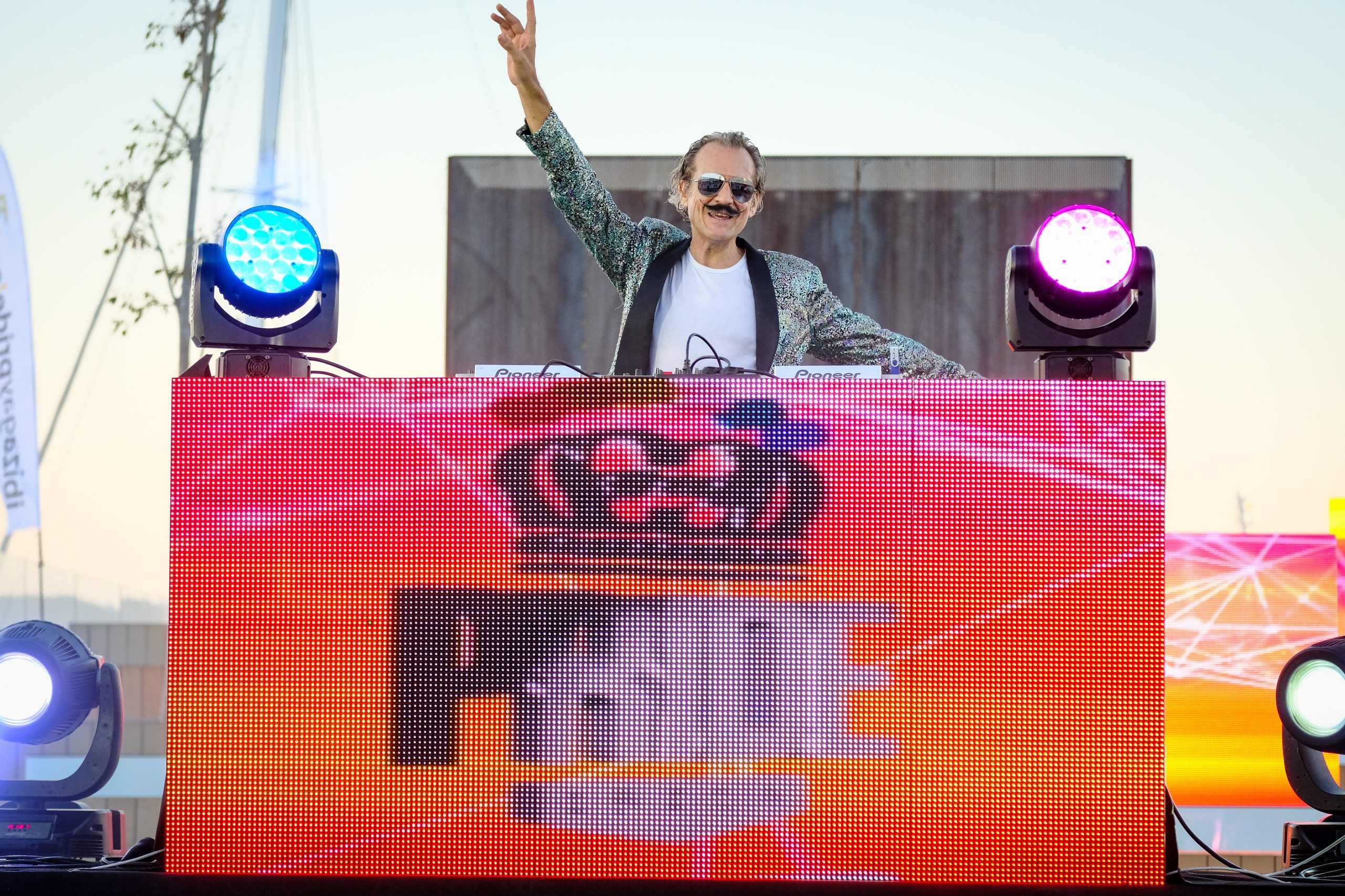 Marcha Ibiza Gay Pride. Tercera edición de este evento reivindicativo por los derechos del colectivo LGTB. Los participantes han recorrido las principales calles de la ciudad en un ambiente festivo a la par que reivindicativo portando una pancarta en la que se leía el lema del certamen de este año: ‘Ama y respeta’. La marcha se ha iniciado en la Cofradía de Pescadores del puerto de Ibiza para finalizar en un escenario situado en el martillo, en el monumento de los Corsarios del barrio de la Marina. Aquí el director del festival y presidente de la Asociación LGTB de Ibiza, Antonio Balibrea, y la vicepresidenta del Consell de Ibiza, Marta Díaz, han leído el manifiesto.