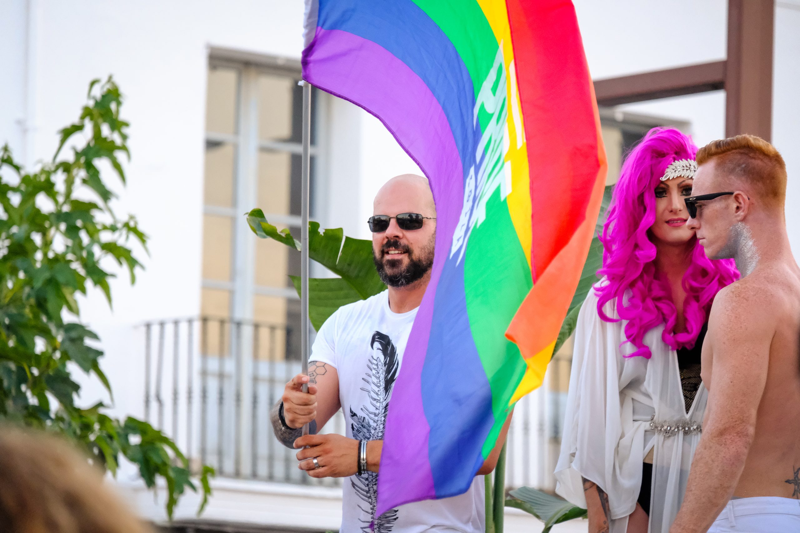 Marcha Ibiza Gay Pride. Tercera edición de este evento reivindicativo por los derechos del colectivo LGTB. Los participantes han recorrido las principales calles de la ciudad en un ambiente festivo a la par que reivindicativo portando una pancarta en la que se leía el lema del certamen de este año: ‘Ama y respeta’. La marcha se ha iniciado en la Cofradía de Pescadores del puerto de Ibiza para finalizar en un escenario situado en el martillo, en el monumento de los Corsarios del barrio de la Marina. Aquí el director del festival y presidente de la Asociación LGTB de Ibiza, Antonio Balibrea, y la vicepresidenta del Consell de Ibiza, Marta Díaz, han leído el manifiesto.