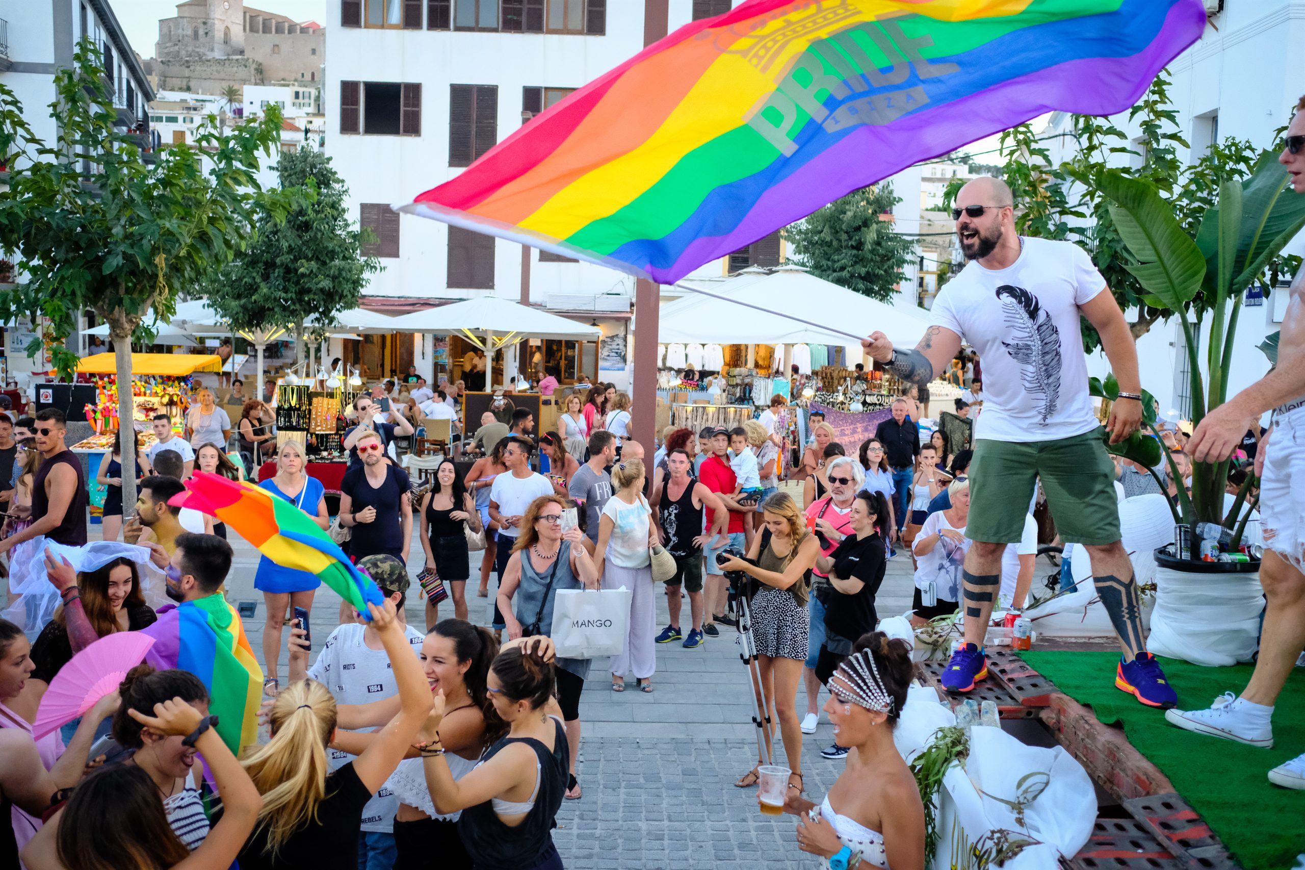 Marcha Ibiza Gay Pride. Tercera edición de este evento reivindicativo por los derechos del colectivo LGTB. Los participantes han recorrido las principales calles de la ciudad en un ambiente festivo a la par que reivindicativo portando una pancarta en la que se leía el lema del certamen de este año: ‘Ama y respeta’. La marcha se ha iniciado en la Cofradía de Pescadores del puerto de Ibiza para finalizar en un escenario situado en el martillo, en el monumento de los Corsarios del barrio de la Marina. Aquí el director del festival y presidente de la Asociación LGTB de Ibiza, Antonio Balibrea, y la vicepresidenta del Consell de Ibiza, Marta Díaz, han leído el manifiesto.