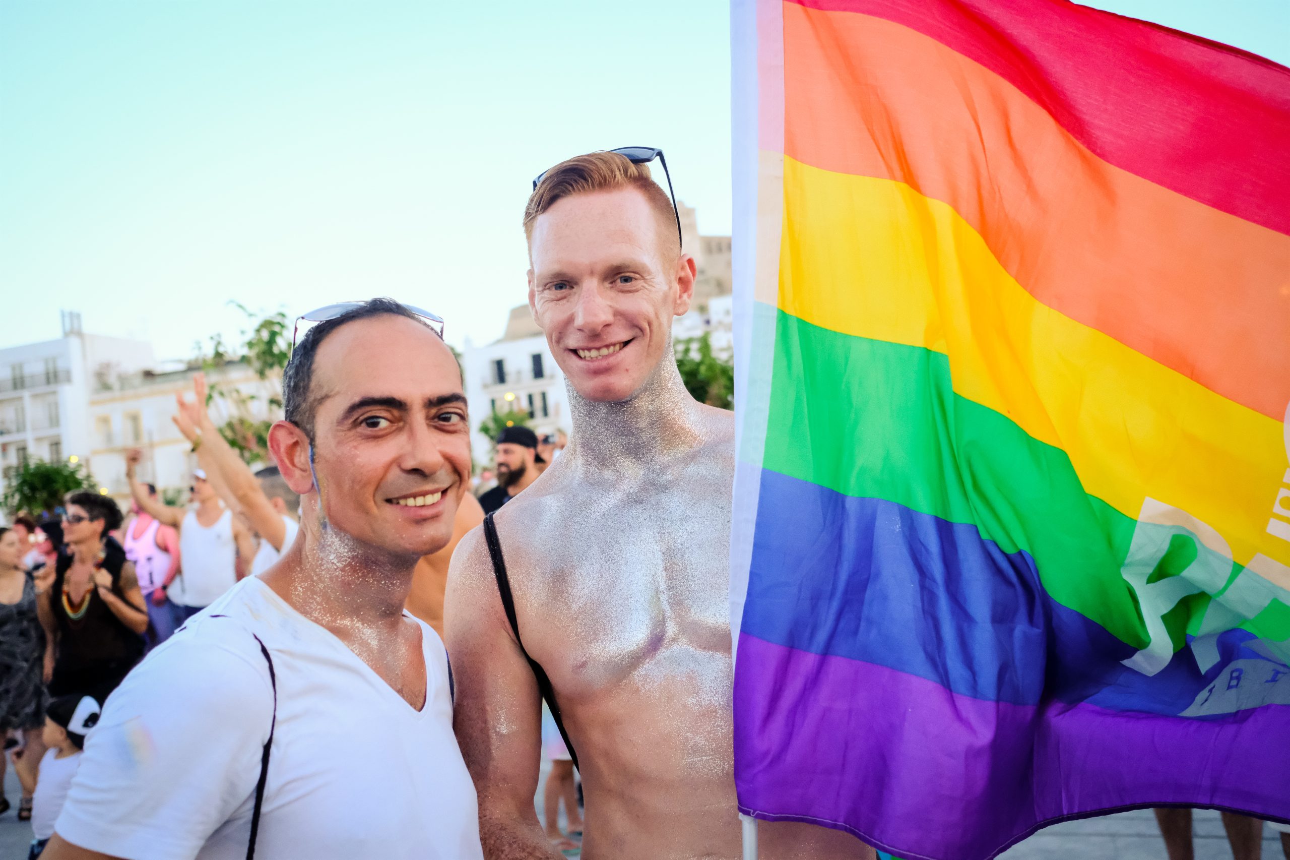 Marcha Ibiza Gay Pride. Tercera edición de este evento reivindicativo por los derechos del colectivo LGTB. Los participantes han recorrido las principales calles de la ciudad en un ambiente festivo a la par que reivindicativo portando una pancarta en la que se leía el lema del certamen de este año: ‘Ama y respeta’. La marcha se ha iniciado en la Cofradía de Pescadores del puerto de Ibiza para finalizar en un escenario situado en el martillo, en el monumento de los Corsarios del barrio de la Marina. Aquí el director del festival y presidente de la Asociación LGTB de Ibiza, Antonio Balibrea, y la vicepresidenta del Consell de Ibiza, Marta Díaz, han leído el manifiesto.
