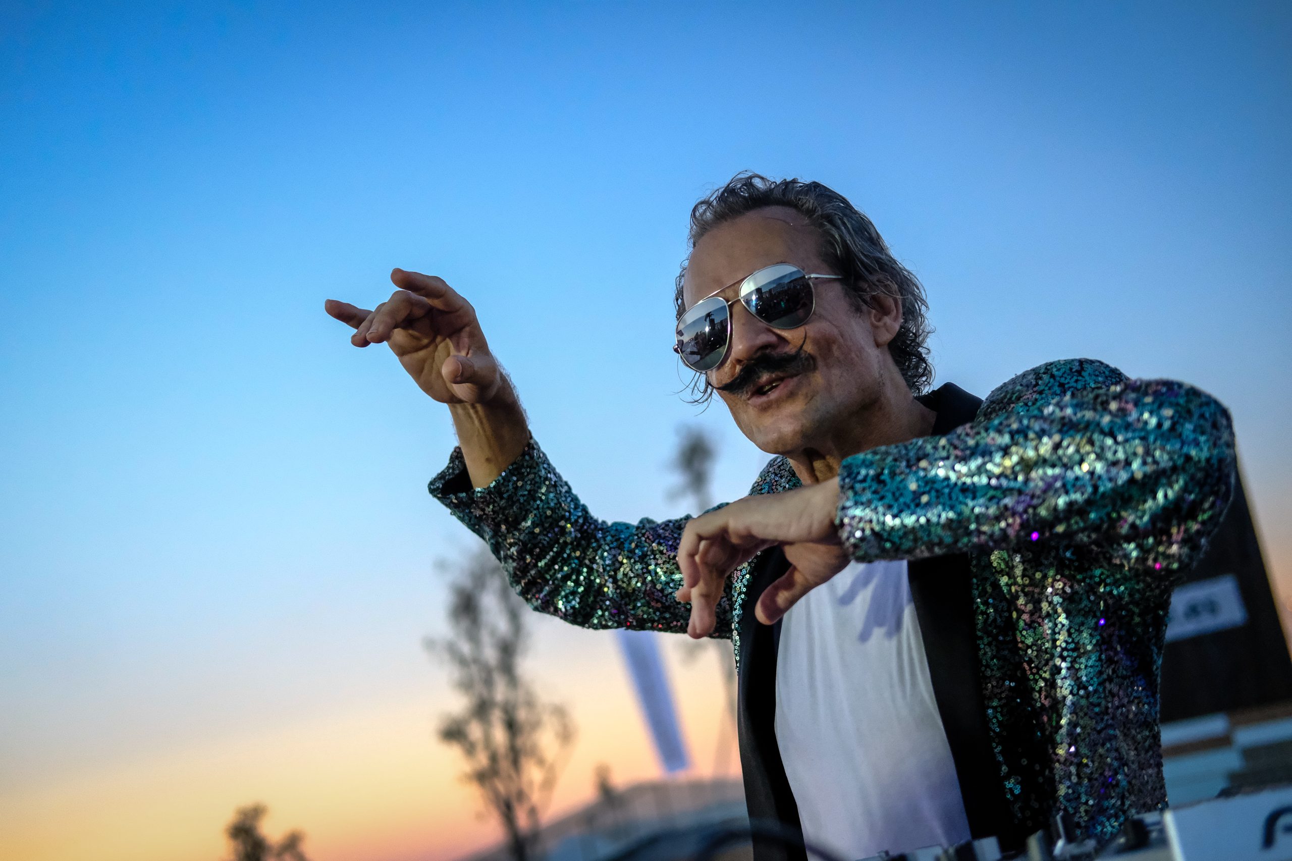 Marcha Ibiza Gay Pride. Tercera edición de este evento reivindicativo por los derechos del colectivo LGTB. Los participantes han recorrido las principales calles de la ciudad en un ambiente festivo a la par que reivindicativo portando una pancarta en la que se leía el lema del certamen de este año: ‘Ama y respeta’. La marcha se ha iniciado en la Cofradía de Pescadores del puerto de Ibiza para finalizar en un escenario situado en el martillo, en el monumento de los Corsarios del barrio de la Marina. Aquí el director del festival y presidente de la Asociación LGTB de Ibiza, Antonio Balibrea, y la vicepresidenta del Consell de Ibiza, Marta Díaz, han leído el manifiesto.