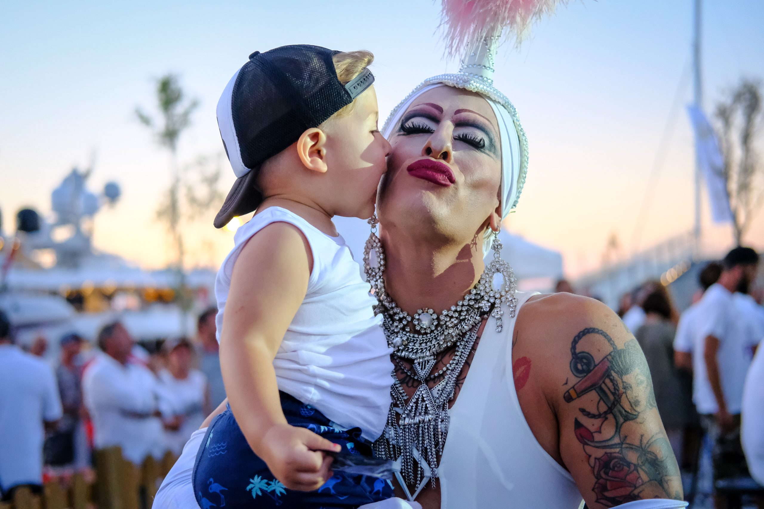 Marcha Ibiza Gay Pride. Tercera edición de este evento reivindicativo por los derechos del colectivo LGTB. Los participantes han recorrido las principales calles de la ciudad en un ambiente festivo a la par que reivindicativo portando una pancarta en la que se leía el lema del certamen de este año: ‘Ama y respeta’. La marcha se ha iniciado en la Cofradía de Pescadores del puerto de Ibiza para finalizar en un escenario situado en el martillo, en el monumento de los Corsarios del barrio de la Marina. Aquí el director del festival y presidente de la Asociación LGTB de Ibiza, Antonio Balibrea, y la vicepresidenta del Consell de Ibiza, Marta Díaz, han leído el manifiesto.