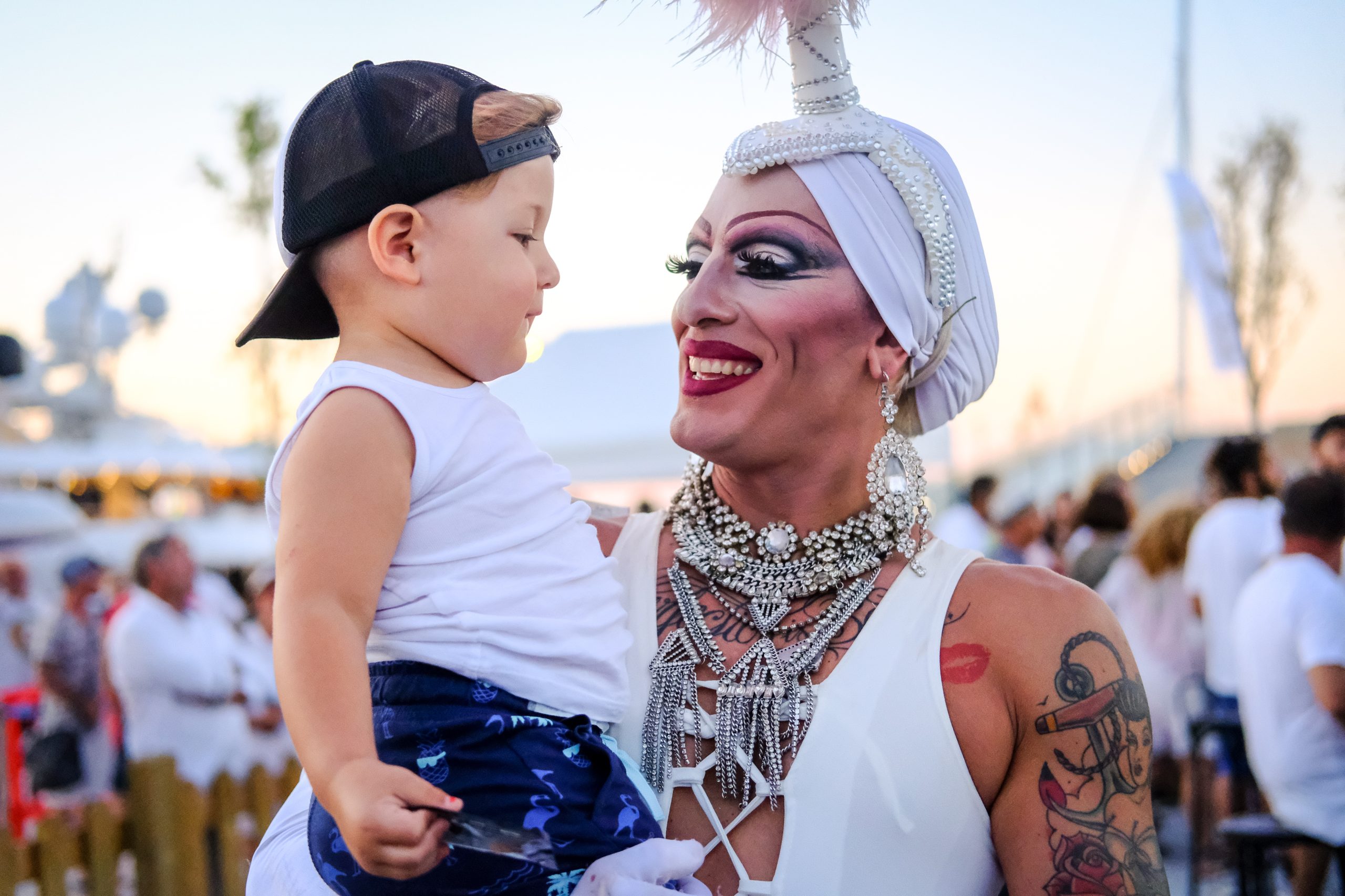 Marcha Ibiza Gay Pride. Tercera edición de este evento reivindicativo por los derechos del colectivo LGTB. Los participantes han recorrido las principales calles de la ciudad en un ambiente festivo a la par que reivindicativo portando una pancarta en la que se leía el lema del certamen de este año: ‘Ama y respeta’. La marcha se ha iniciado en la Cofradía de Pescadores del puerto de Ibiza para finalizar en un escenario situado en el martillo, en el monumento de los Corsarios del barrio de la Marina. Aquí el director del festival y presidente de la Asociación LGTB de Ibiza, Antonio Balibrea, y la vicepresidenta del Consell de Ibiza, Marta Díaz, han leído el manifiesto.