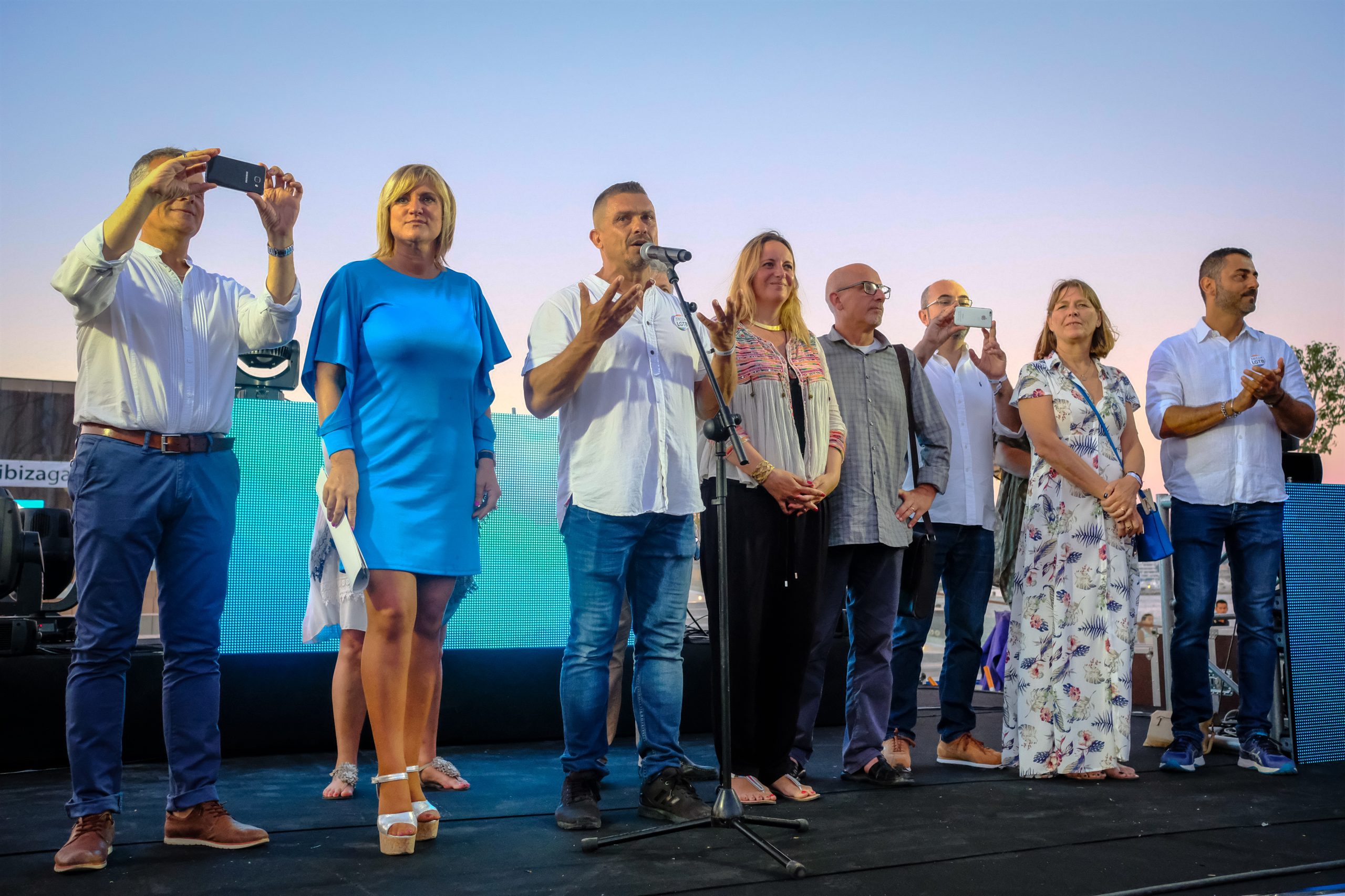 Marcha Ibiza Gay Pride. Tercera edición de este evento reivindicativo por los derechos del colectivo LGTB. Los participantes han recorrido las principales calles de la ciudad en un ambiente festivo a la par que reivindicativo portando una pancarta en la que se leía el lema del certamen de este año: ‘Ama y respeta’. La marcha se ha iniciado en la Cofradía de Pescadores del puerto de Ibiza para finalizar en un escenario situado en el martillo, en el monumento de los Corsarios del barrio de la Marina. Aquí el director del festival y presidente de la Asociación LGTB de Ibiza, Antonio Balibrea, y la vicepresidenta del Consell de Ibiza, Marta Díaz, han leído el manifiesto.