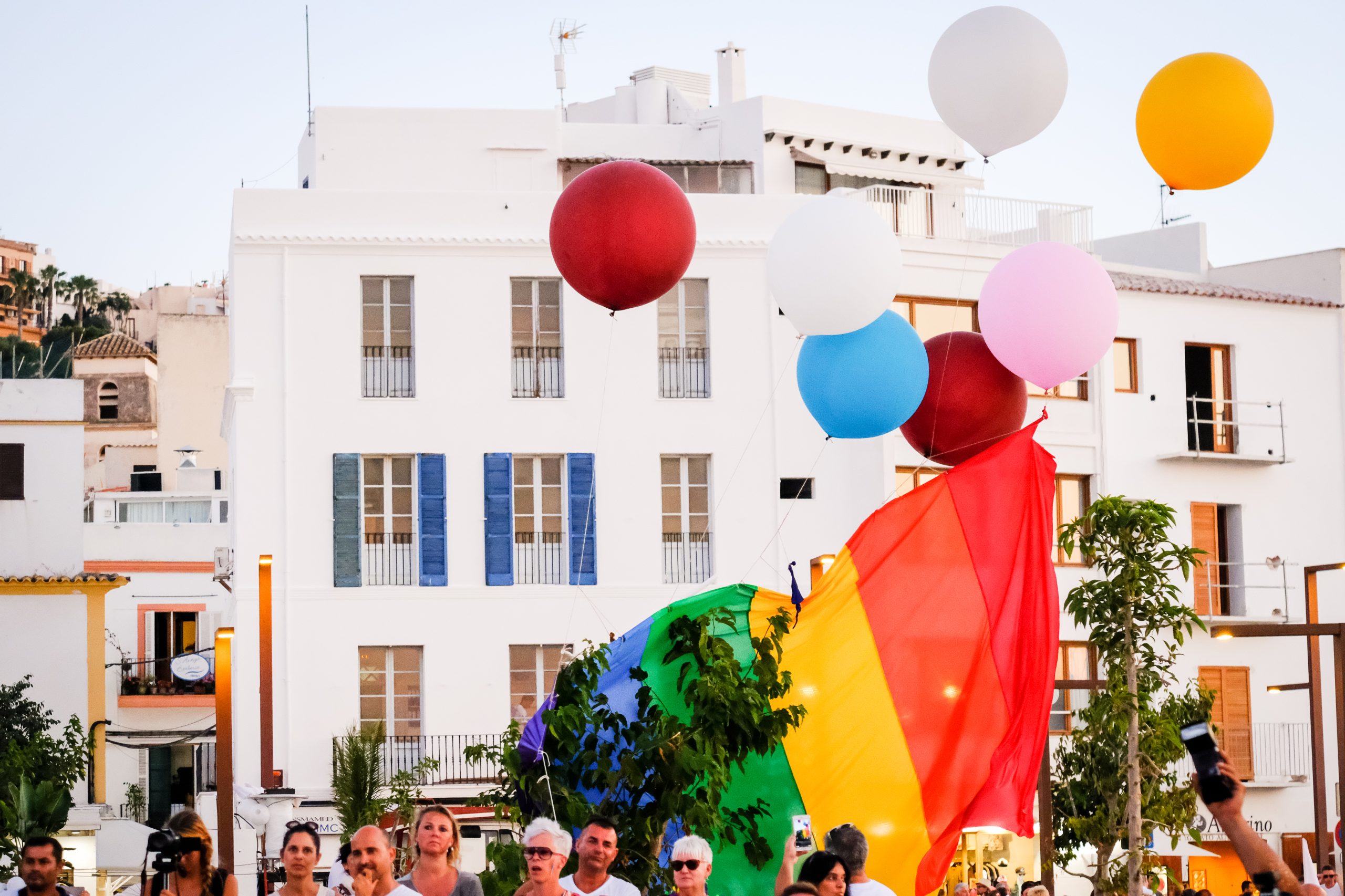 Marcha Ibiza Gay Pride. Tercera edición de este evento reivindicativo por los derechos del colectivo LGTB. Los participantes han recorrido las principales calles de la ciudad en un ambiente festivo a la par que reivindicativo portando una pancarta en la que se leía el lema del certamen de este año: ‘Ama y respeta’. La marcha se ha iniciado en la Cofradía de Pescadores del puerto de Ibiza para finalizar en un escenario situado en el martillo, en el monumento de los Corsarios del barrio de la Marina. Aquí el director del festival y presidente de la Asociación LGTB de Ibiza, Antonio Balibrea, y la vicepresidenta del Consell de Ibiza, Marta Díaz, han leído el manifiesto.