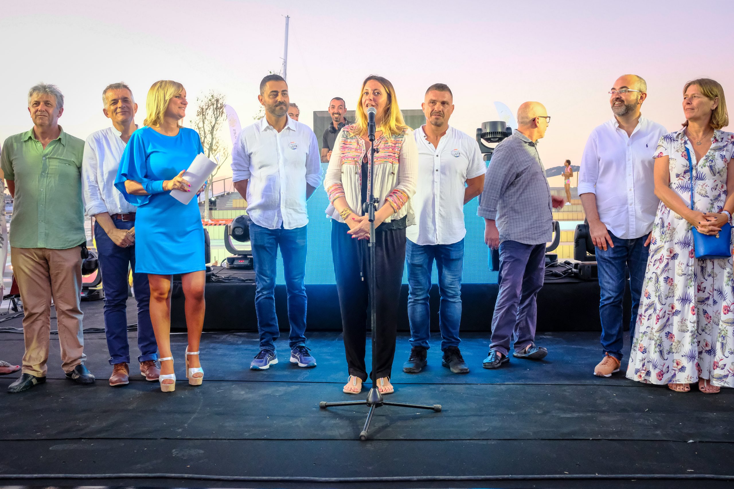 Marcha Ibiza Gay Pride. Tercera edición de este evento reivindicativo por los derechos del colectivo LGTB. Los participantes han recorrido las principales calles de la ciudad en un ambiente festivo a la par que reivindicativo portando una pancarta en la que se leía el lema del certamen de este año: ‘Ama y respeta’. La marcha se ha iniciado en la Cofradía de Pescadores del puerto de Ibiza para finalizar en un escenario situado en el martillo, en el monumento de los Corsarios del barrio de la Marina. Aquí el director del festival y presidente de la Asociación LGTB de Ibiza, Antonio Balibrea, y la vicepresidenta del Consell de Ibiza, Marta Díaz, han leído el manifiesto.