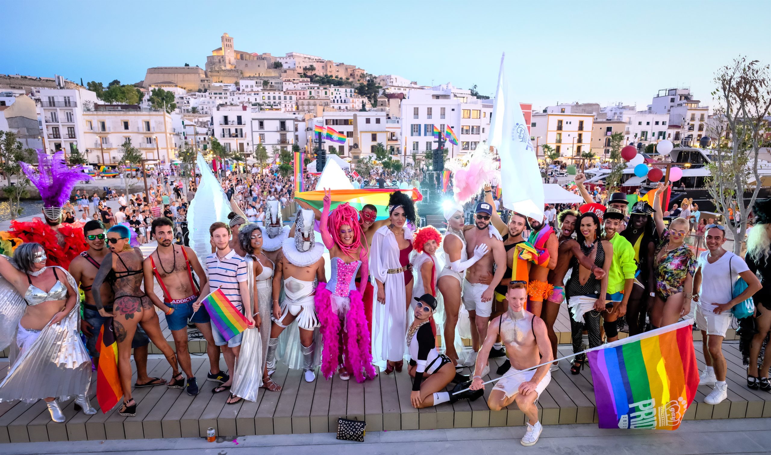 Marcha Ibiza Gay Pride. Tercera edición de este evento reivindicativo por los derechos del colectivo LGTB. Los participantes han recorrido las principales calles de la ciudad en un ambiente festivo a la par que reivindicativo portando una pancarta en la que se leía el lema del certamen de este año: ‘Ama y respeta’. La marcha se ha iniciado en la Cofradía de Pescadores del puerto de Ibiza para finalizar en un escenario situado en el martillo, en el monumento de los Corsarios del barrio de la Marina. Aquí el director del festival y presidente de la Asociación LGTB de Ibiza, Antonio Balibrea, y la vicepresidenta del Consell de Ibiza, Marta Díaz, han leído el manifiesto.