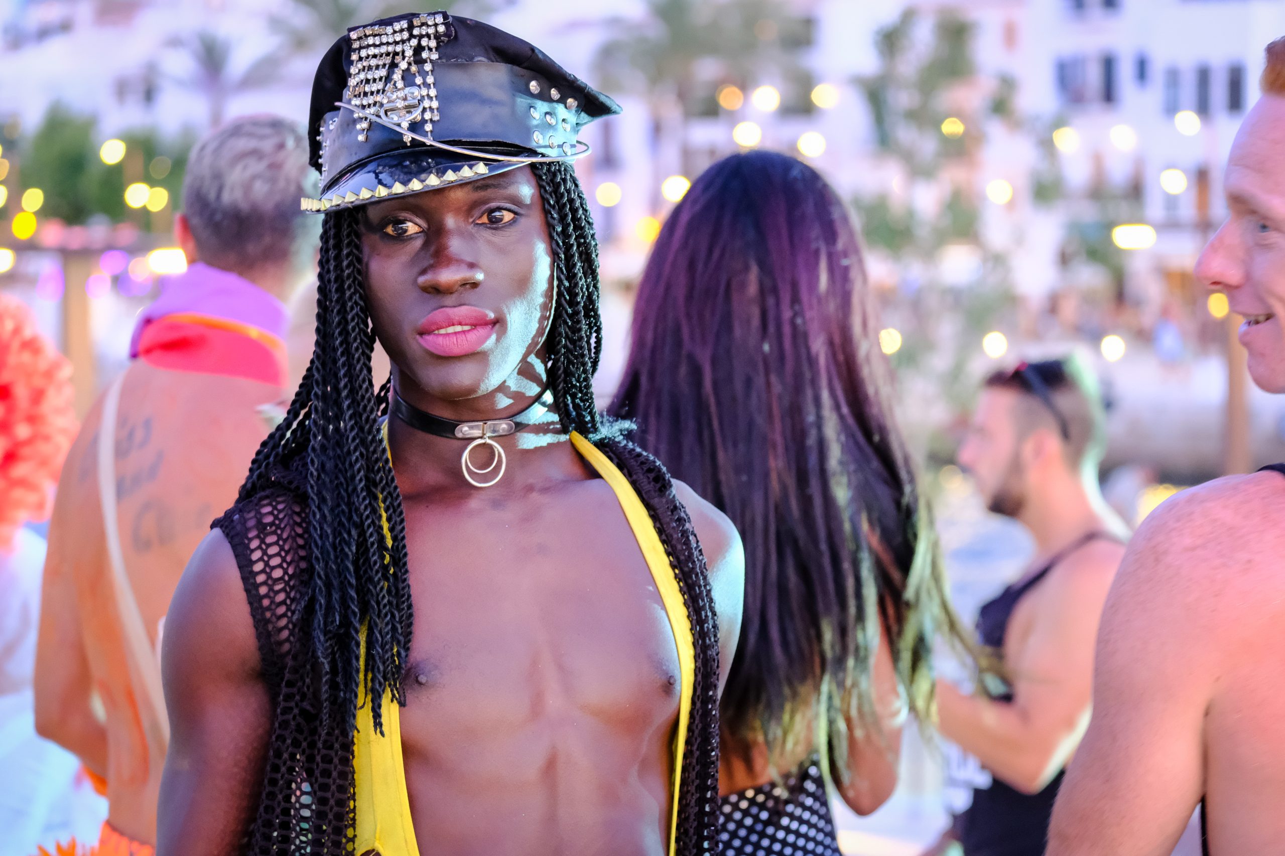 Marcha Ibiza Gay Pride. Tercera edición de este evento reivindicativo por los derechos del colectivo LGTB. Los participantes han recorrido las principales calles de la ciudad en un ambiente festivo a la par que reivindicativo portando una pancarta en la que se leía el lema del certamen de este año: ‘Ama y respeta’. La marcha se ha iniciado en la Cofradía de Pescadores del puerto de Ibiza para finalizar en un escenario situado en el martillo, en el monumento de los Corsarios del barrio de la Marina. Aquí el director del festival y presidente de la Asociación LGTB de Ibiza, Antonio Balibrea, y la vicepresidenta del Consell de Ibiza, Marta Díaz, han leído el manifiesto.