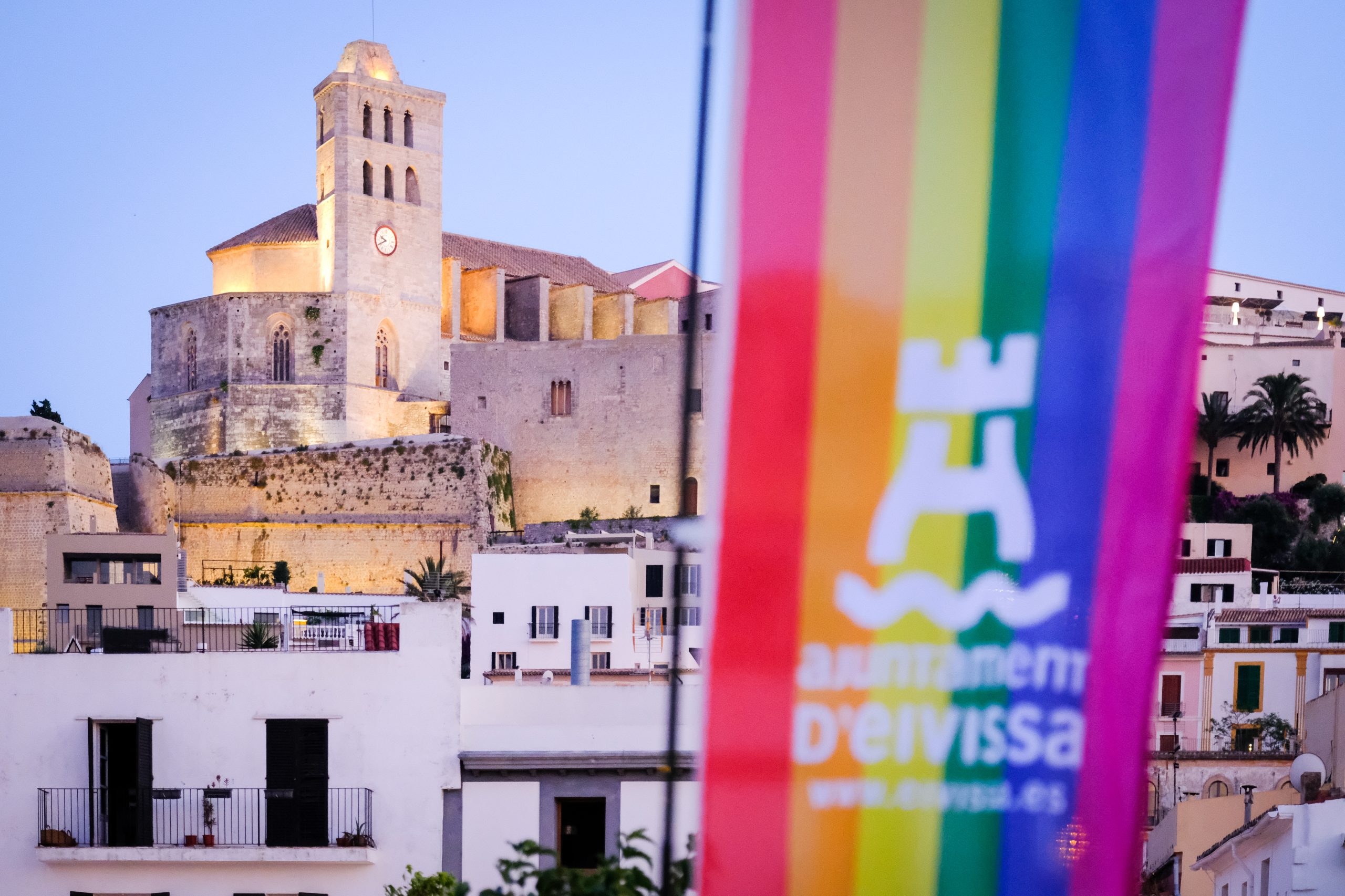 Marcha Ibiza Gay Pride. Tercera edición de este evento reivindicativo por los derechos del colectivo LGTB. Los participantes han recorrido las principales calles de la ciudad en un ambiente festivo a la par que reivindicativo portando una pancarta en la que se leía el lema del certamen de este año: ‘Ama y respeta’. La marcha se ha iniciado en la Cofradía de Pescadores del puerto de Ibiza para finalizar en un escenario situado en el martillo, en el monumento de los Corsarios del barrio de la Marina. Aquí el director del festival y presidente de la Asociación LGTB de Ibiza, Antonio Balibrea, y la vicepresidenta del Consell de Ibiza, Marta Díaz, han leído el manifiesto.