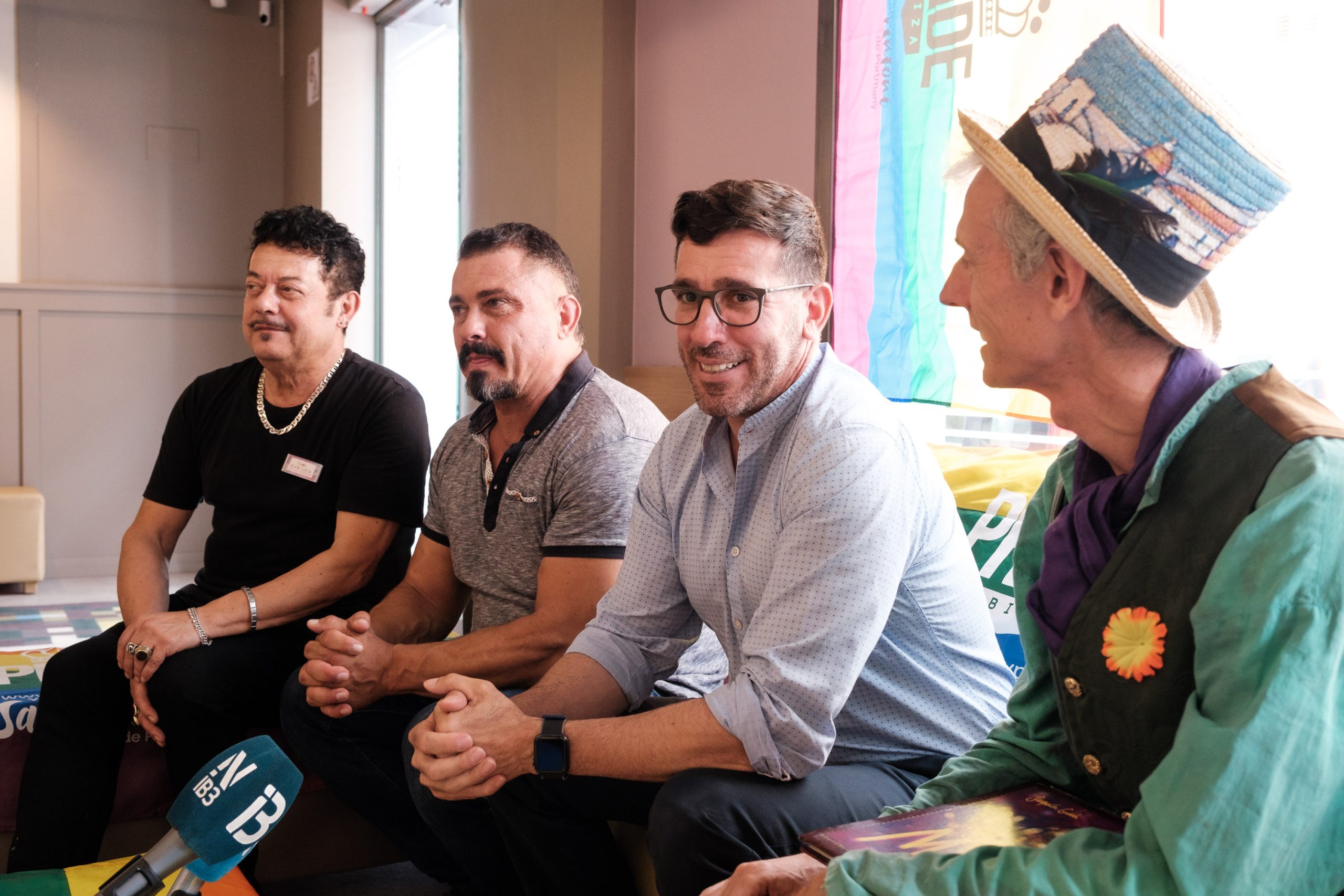 Ibiza Pride. Presentación ICONOS, Hotel Purple, Sant Antoni. Prsentan Antonio Balibrea, director de Ibiza Pride y Miquel Tur, concejal de Turismo del Ayuntamiento de Sant Antoni, acompañados por Gianluca Melisse, director de Purple Hotel y Rafarelius, auntor del libro ilustrado Manuela.