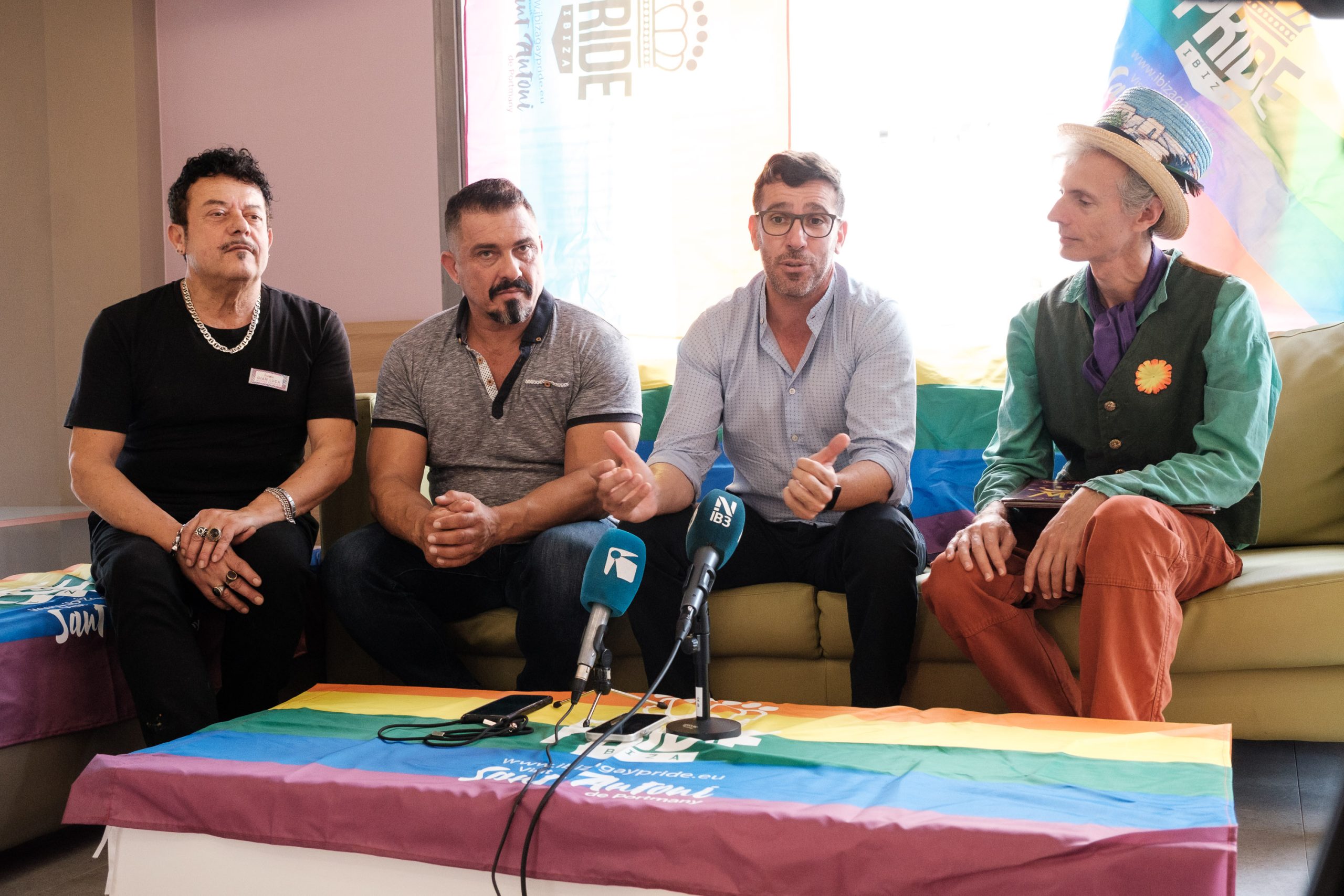 Ibiza Pride. Presentación ICONOS, Hotel Purple, Sant Antoni. Prsentan Antonio Balibrea, director de Ibiza Pride y Miquel Tur, concejal de Turismo del Ayuntamiento de Sant Antoni, acompañados por Gianluca Melisse, director de Purple Hotel y Rafarelius, auntor del libro ilustrado Manuela.