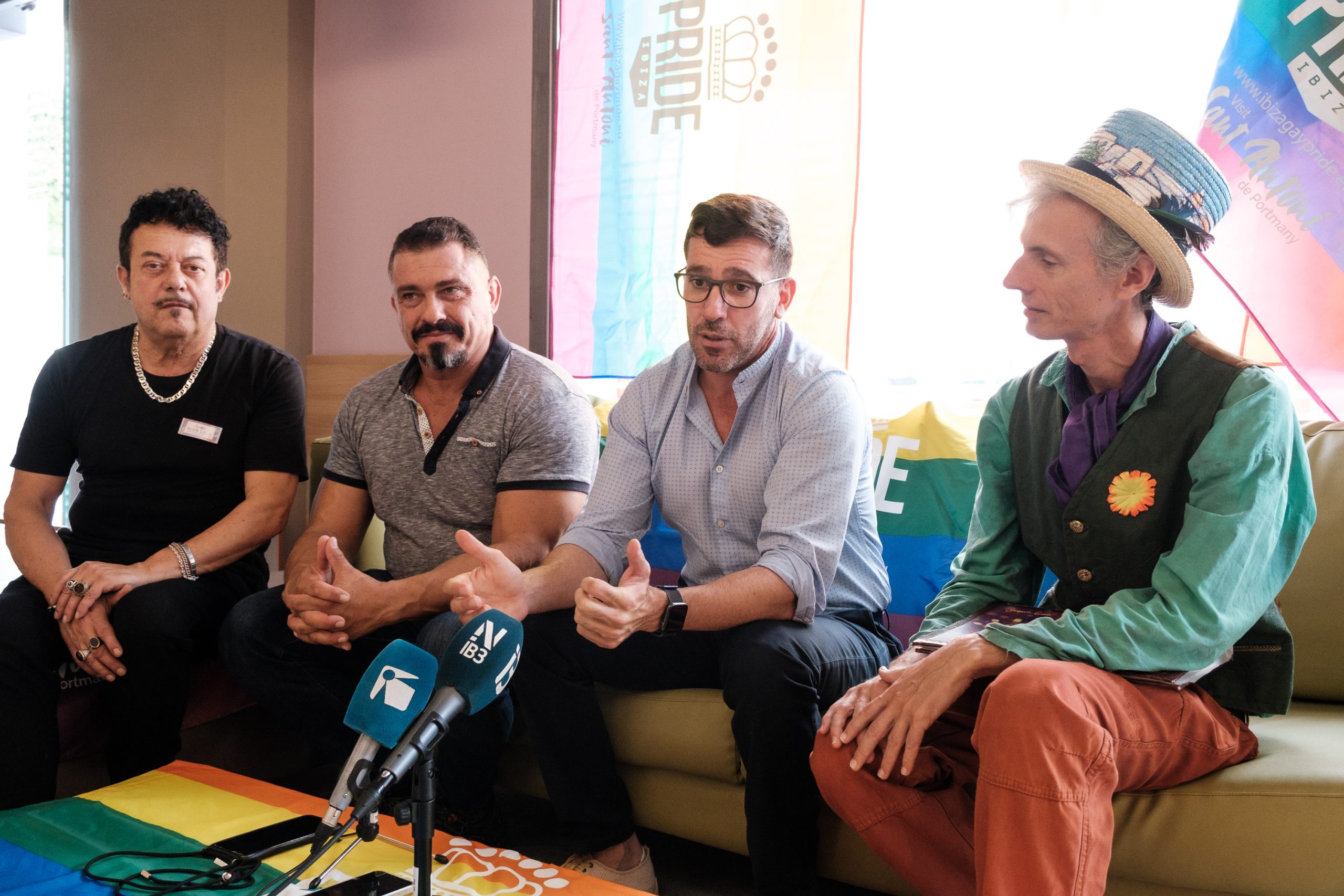 Ibiza Pride. Presentación ICONOS, Hotel Purple, Sant Antoni. Prsentan Antonio Balibrea, director de Ibiza Pride y Miquel Tur, concejal de Turismo del Ayuntamiento de Sant Antoni, acompañados por Gianluca Melisse, director de Purple Hotel y Rafarelius, auntor del libro ilustrado Manuela.
