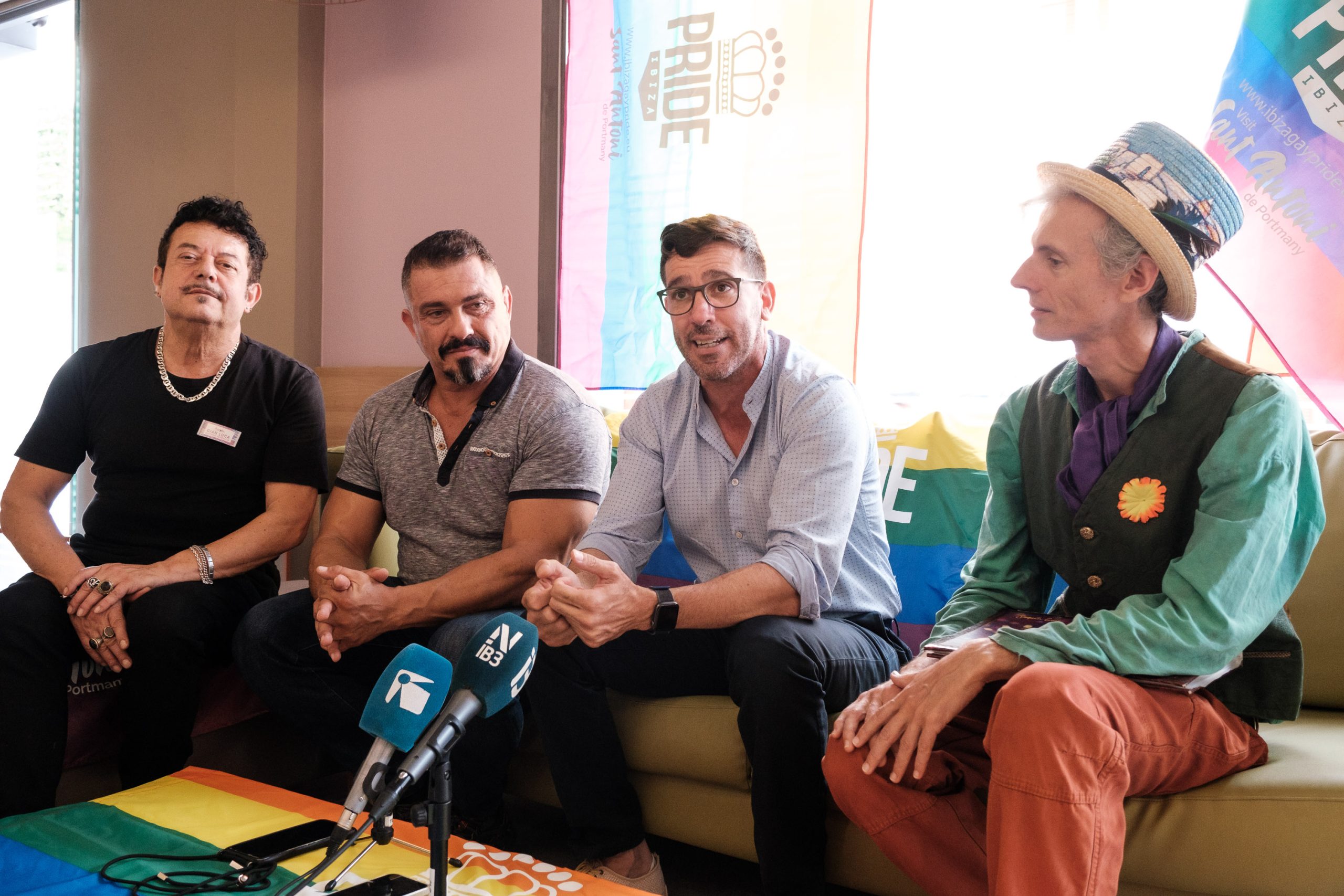 Ibiza Pride. Presentación ICONOS, Hotel Purple, Sant Antoni. Prsentan Antonio Balibrea, director de Ibiza Pride y Miquel Tur, concejal de Turismo del Ayuntamiento de Sant Antoni, acompañados por Gianluca Melisse, director de Purple Hotel y Rafarelius, auntor del libro ilustrado Manuela.