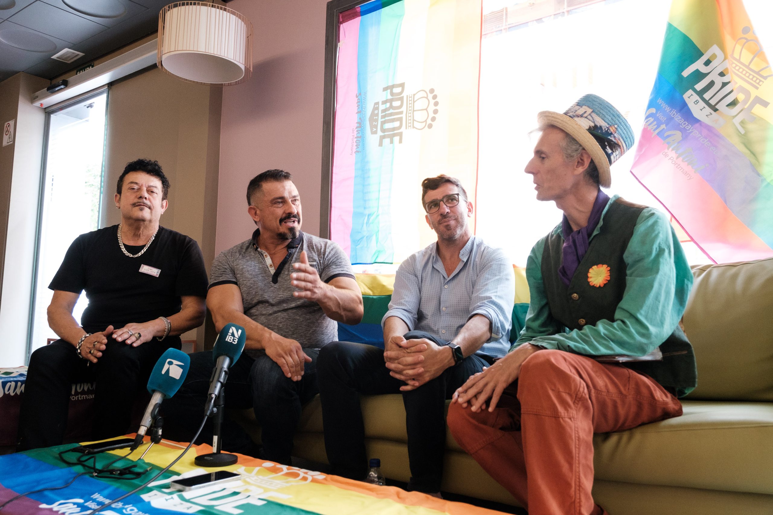 Ibiza Pride. Presentación ICONOS, Hotel Purple, Sant Antoni. Prsentan Antonio Balibrea, director de Ibiza Pride y Miquel Tur, concejal de Turismo del Ayuntamiento de Sant Antoni, acompañados por Gianluca Melisse, director de Purple Hotel y Rafarelius, auntor del libro ilustrado Manuela.