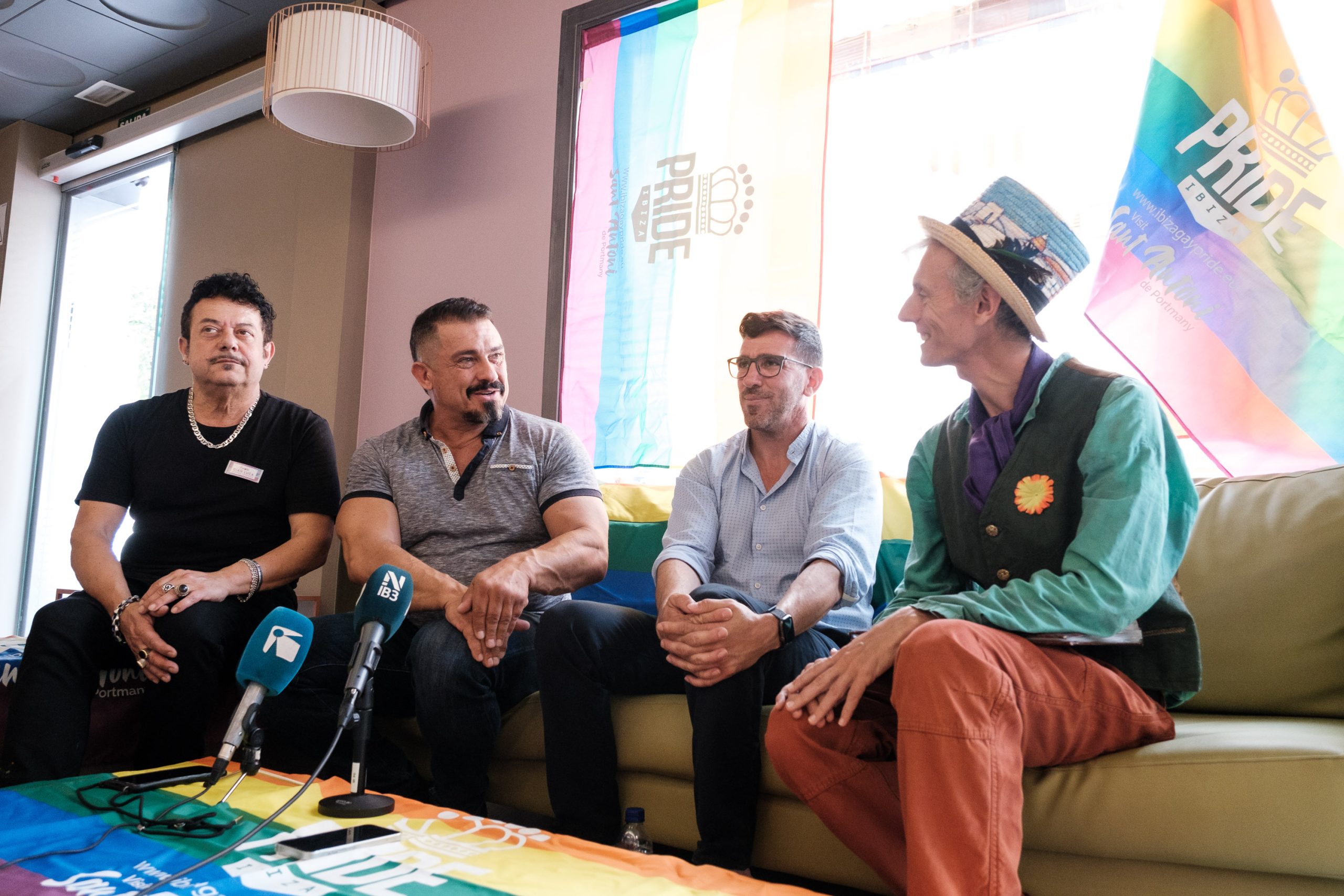 Ibiza Pride. Presentación ICONOS, Hotel Purple, Sant Antoni. Prsentan Antonio Balibrea, director de Ibiza Pride y Miquel Tur, concejal de Turismo del Ayuntamiento de Sant Antoni, acompañados por Gianluca Melisse, director de Purple Hotel y Rafarelius, auntor del libro ilustrado Manuela.