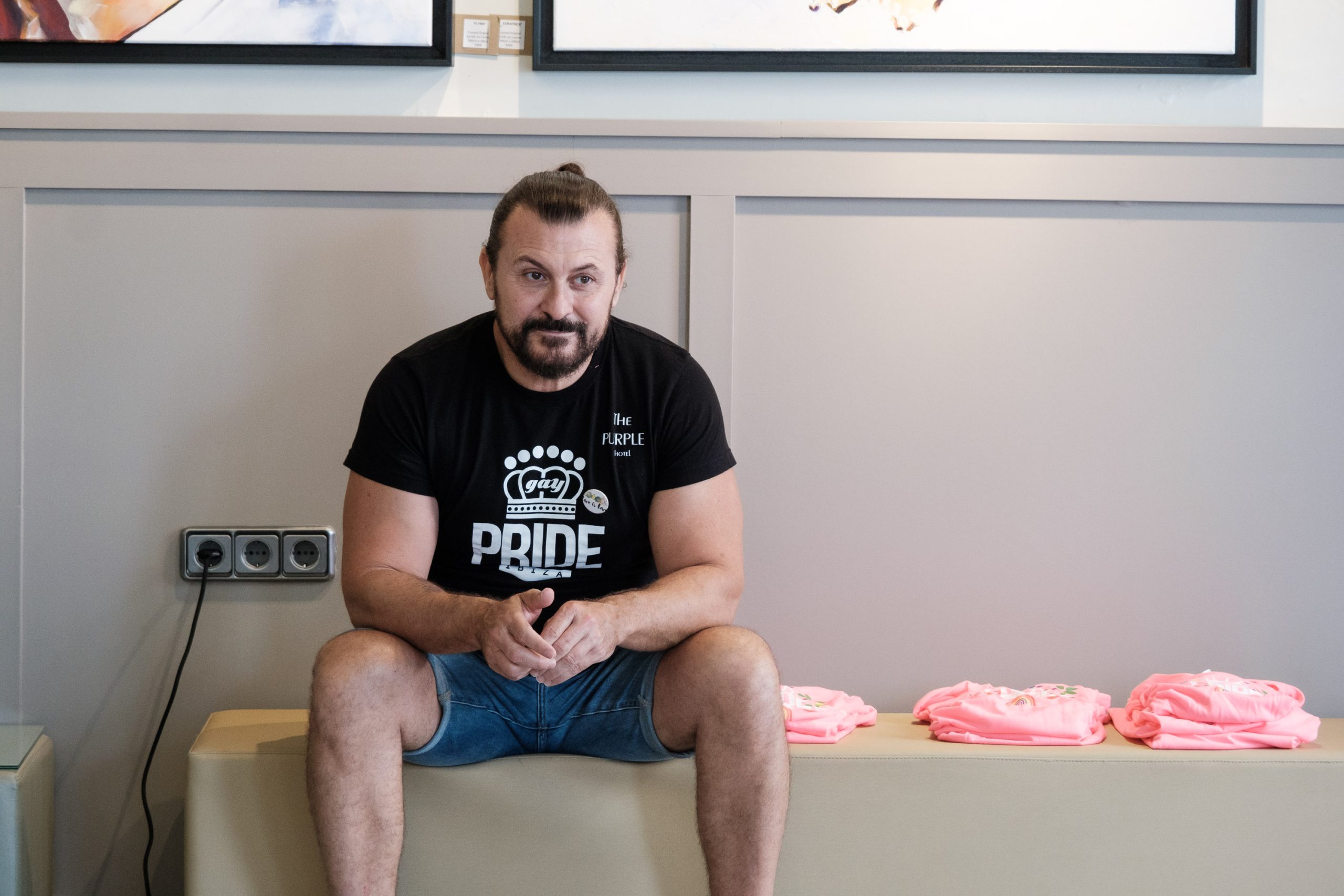 Ibiza Pride. Presentación ICONOS, Hotel Purple, Sant Antoni. Prsentan Antonio Balibrea, director de Ibiza Pride y Miquel Tur, concejal de Turismo del Ayuntamiento de Sant Antoni, acompañados por Gianluca Melisse, director de Purple Hotel y Rafarelius, auntor del libro ilustrado Manuela.