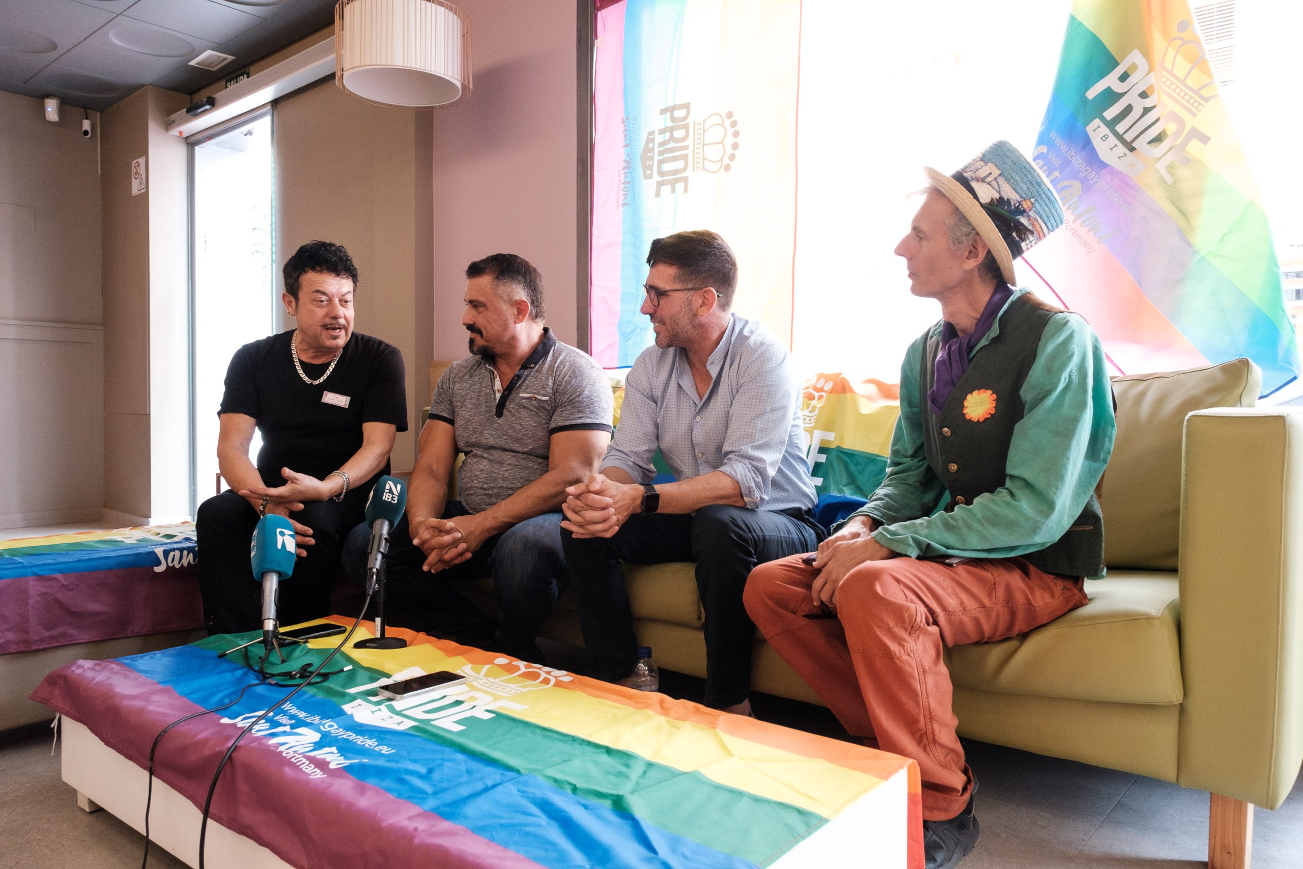 Ibiza Pride. Presentación ICONOS, Hotel Purple, Sant Antoni. Prsentan Antonio Balibrea, director de Ibiza Pride y Miquel Tur, concejal de Turismo del Ayuntamiento de Sant Antoni, acompañados por Gianluca Melisse, director de Purple Hotel y Rafarelius, auntor del libro ilustrado Manuela.