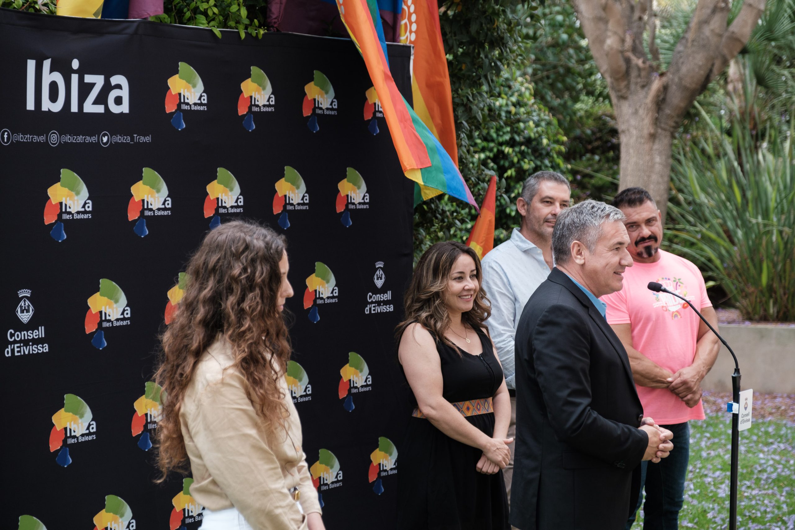 Presentación Ibiza Pride 2023.
Participan Anotnio Balibrea, director de Ibiza Pride, Juan Miguel Costa, director insular de Promoción Turística; Rosa Rubio, regidora de Turismo en funciones del Ayuntamiento de Ibiza; Eva María Prats Costa, regidora de Hacienda en funciones del ayuntamiento de Sant Antoni y Eduardo Sánchez, regidor de Turismo en funciones de Sant Josep de Sa Talaia..
Jardines del Consell insular de Ibiza.