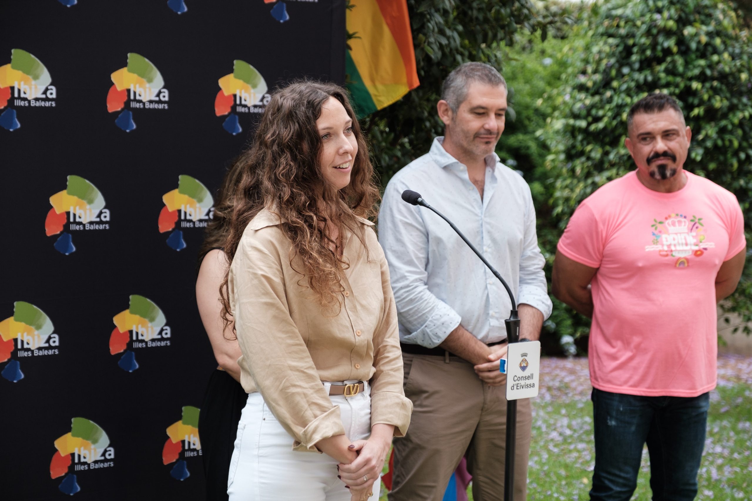 Presentación Ibiza Pride 2023.
Participan Anotnio Balibrea, director de Ibiza Pride, Juan Miguel Costa, director insular de Promoción Turística; Rosa Rubio, regidora de Turismo en funciones del Ayuntamiento de Ibiza; Eva María Prats Costa, regidora de Hacienda en funciones del ayuntamiento de Sant Antoni y Eduardo Sánchez, regidor de Turismo en funciones de Sant Josep de Sa Talaia..
Jardines del Consell insular de Ibiza.
