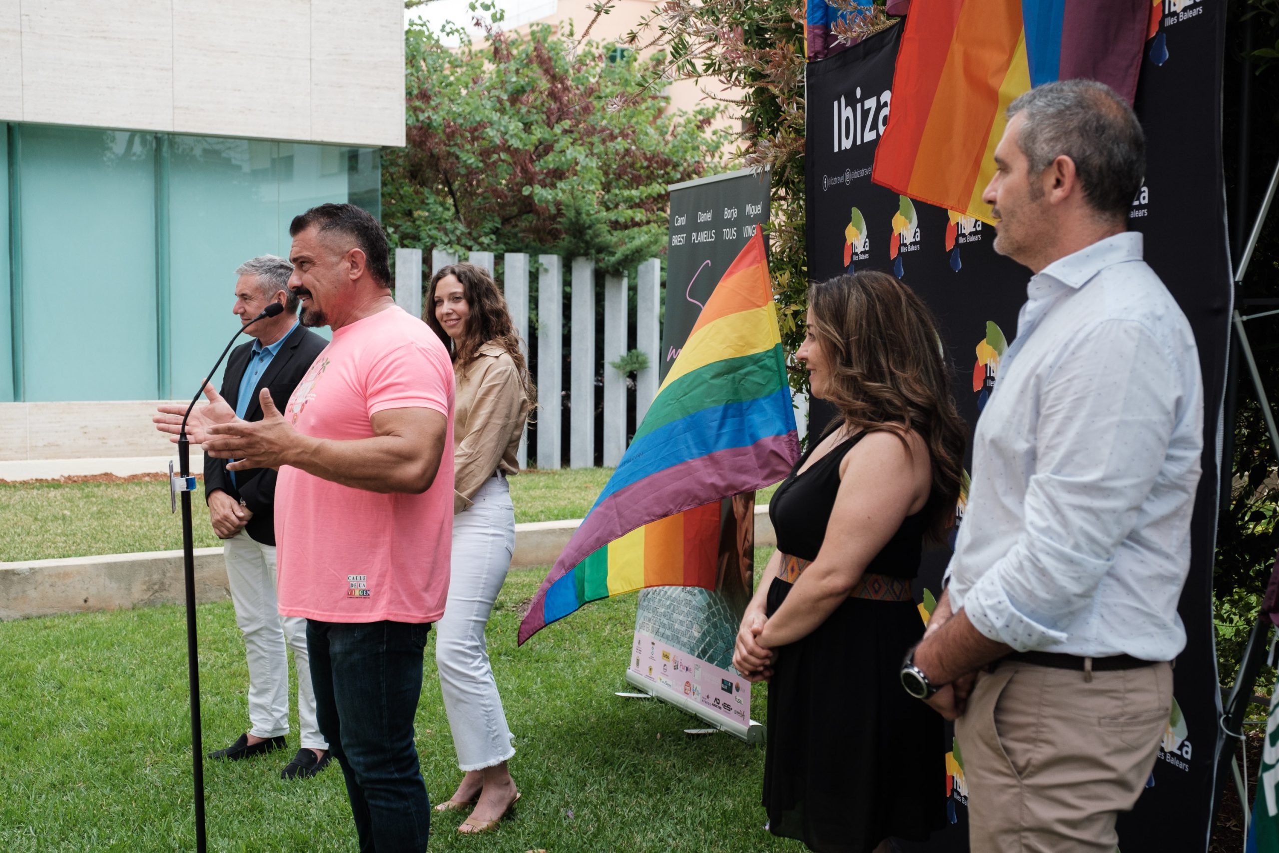 Presentación Ibiza Pride 2023.
Participan Anotnio Balibrea, director de Ibiza Pride, Juan Miguel Costa, director insular de Promoción Turística; Rosa Rubio, regidora de Turismo en funciones del Ayuntamiento de Ibiza; Eva María Prats Costa, regidora de Hacienda en funciones del ayuntamiento de Sant Antoni y Eduardo Sánchez, regidor de Turismo en funciones de Sant Josep de Sa Talaia..
Jardines del Consell insular de Ibiza.